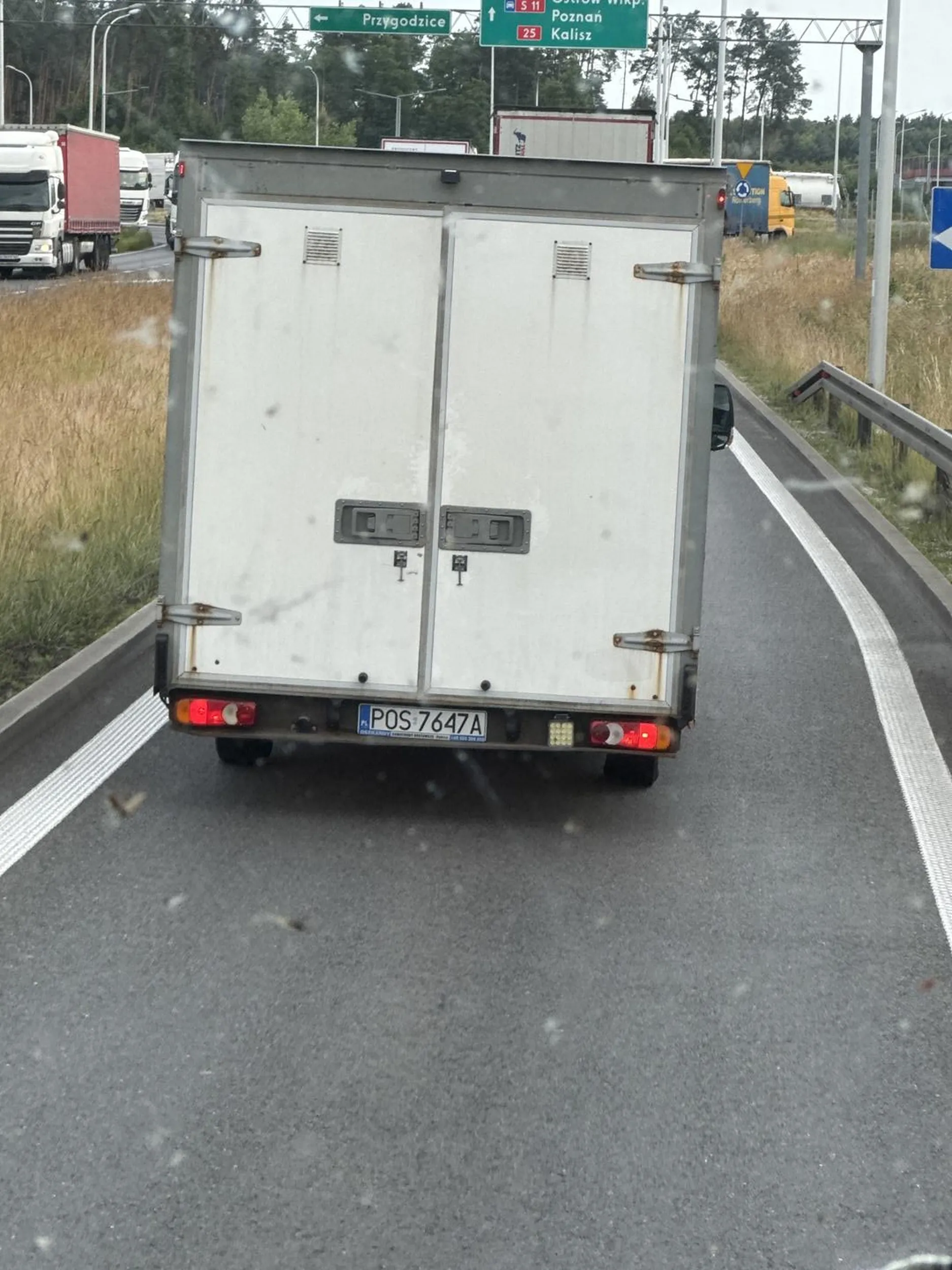 Memeja nie umie jeździć gada przez telefon podczas jazdy i o mało co do rowu na prostej drodze nie wpadł