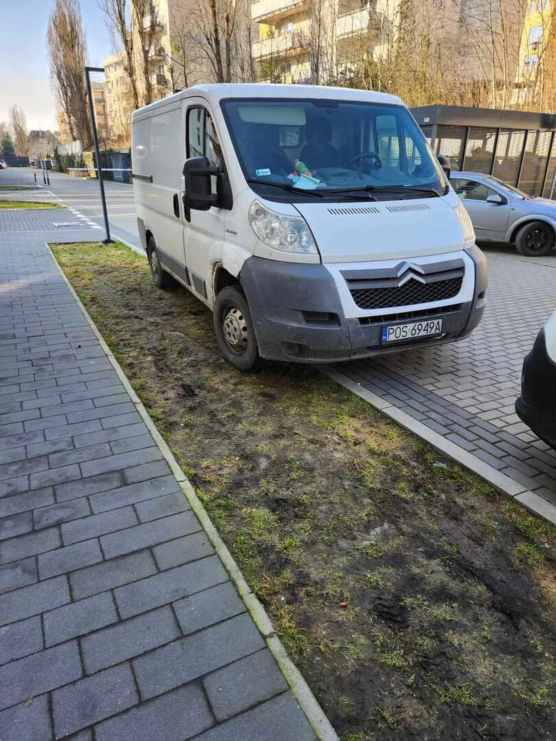 Zaparkowany na trawniku niszcząc zieleń. W miejscu niedozwolonym.