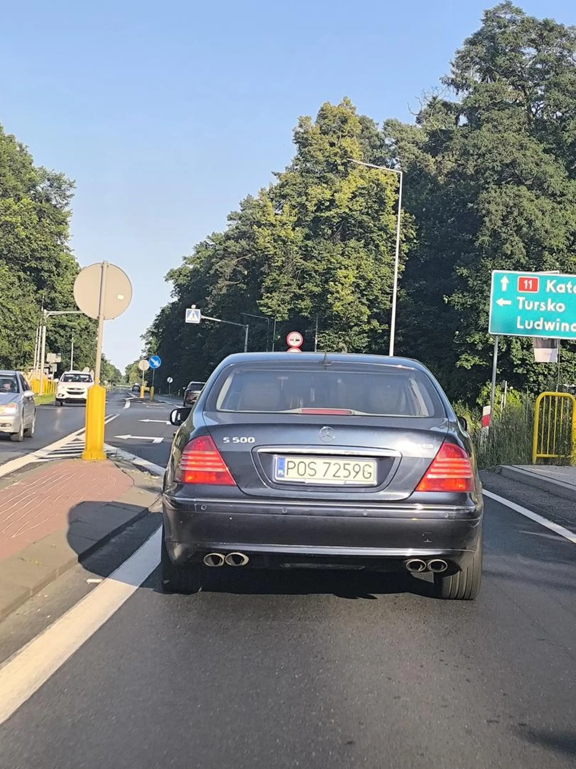 Naucz się jeździć tym wieś wozem Bambrze. Tak jedziesz jak burak i blokujesz, a chcą Cię ludzie wyprzedzać to nagle bokujesz. B U R A K??