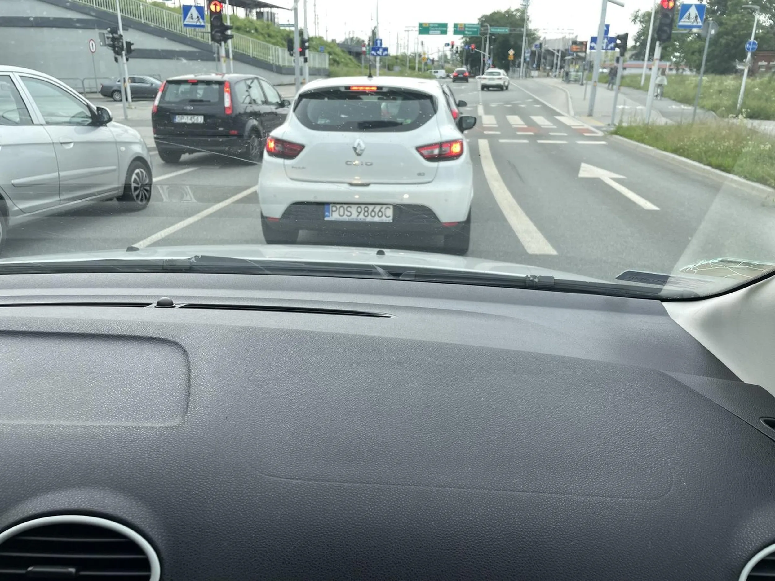 Mało myśląca Pani, która jedzie z pasażerami i nie zna przepisów ruchu drogowego wyprzedzając na przystanku byle przejechać. Uwaga na nią bo prawo jazdy z chipsów.