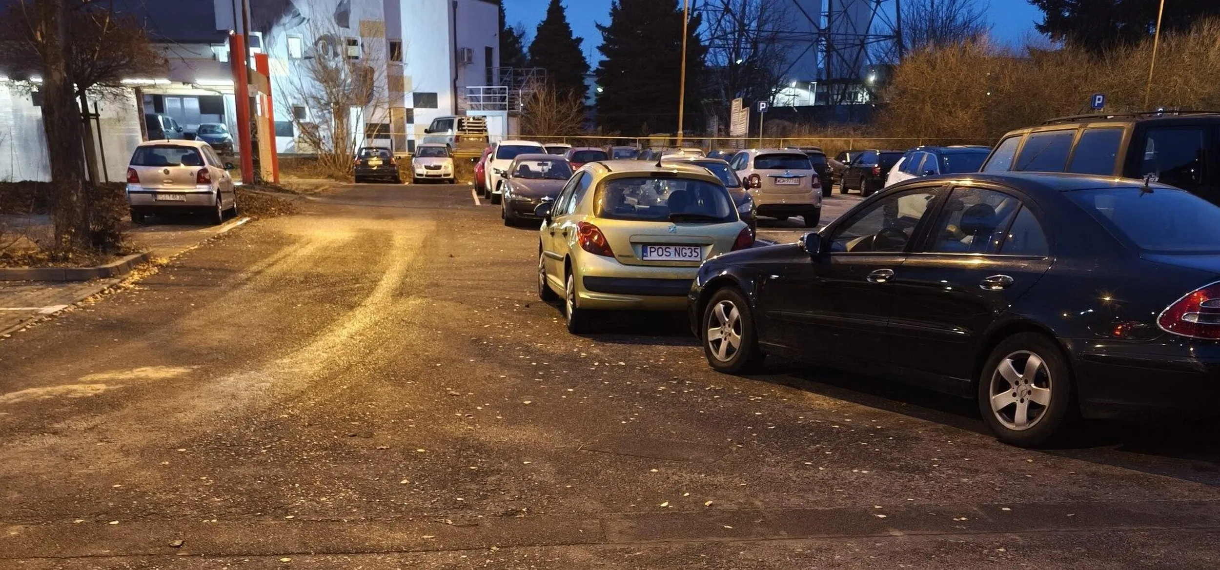 Przyjedzie z wioski i parkuje w przejezdzie i na skrzyzowaniu bo nie ogarnia lini parkingowych