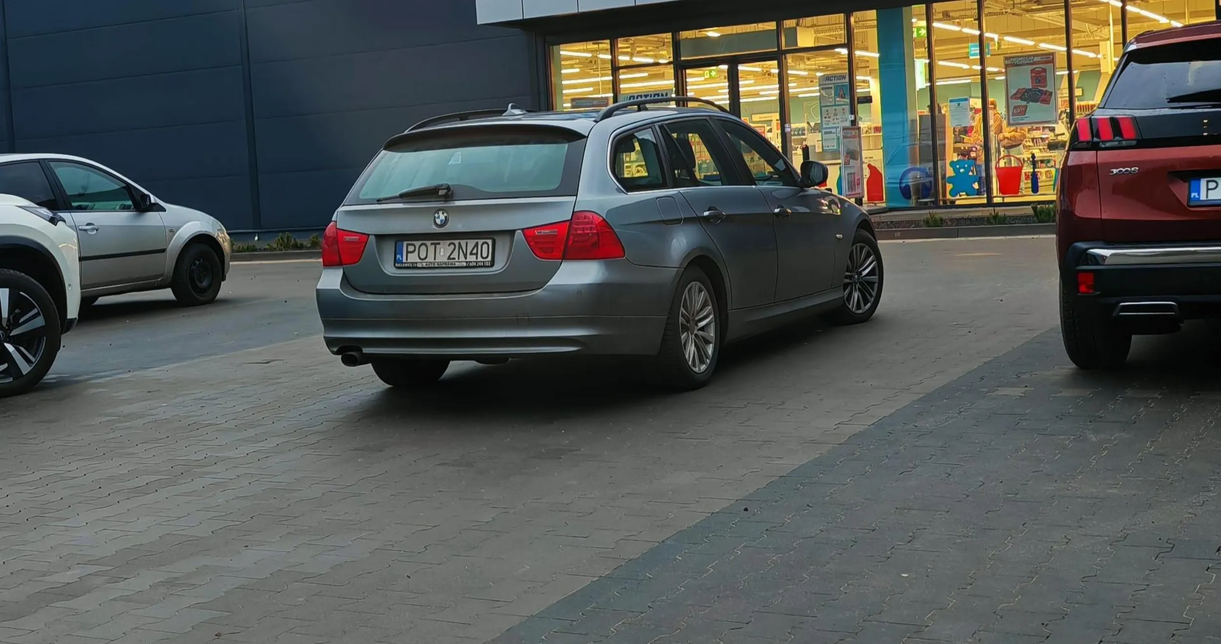 Parkuje w przejeździe, typowe dla BMW