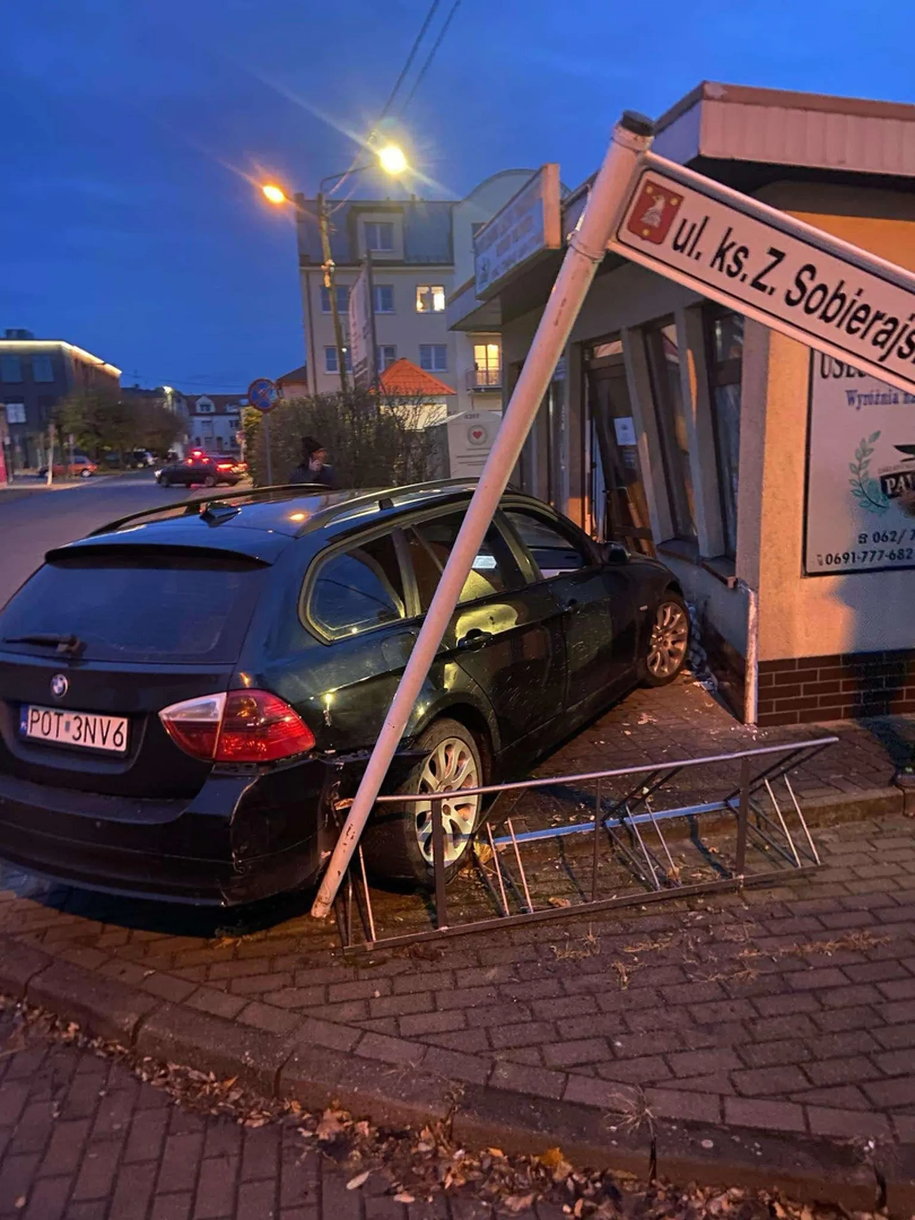 Taki kierowca zawiezie cię prosto na tamten świat Wjazd w zakład pogrzebowy