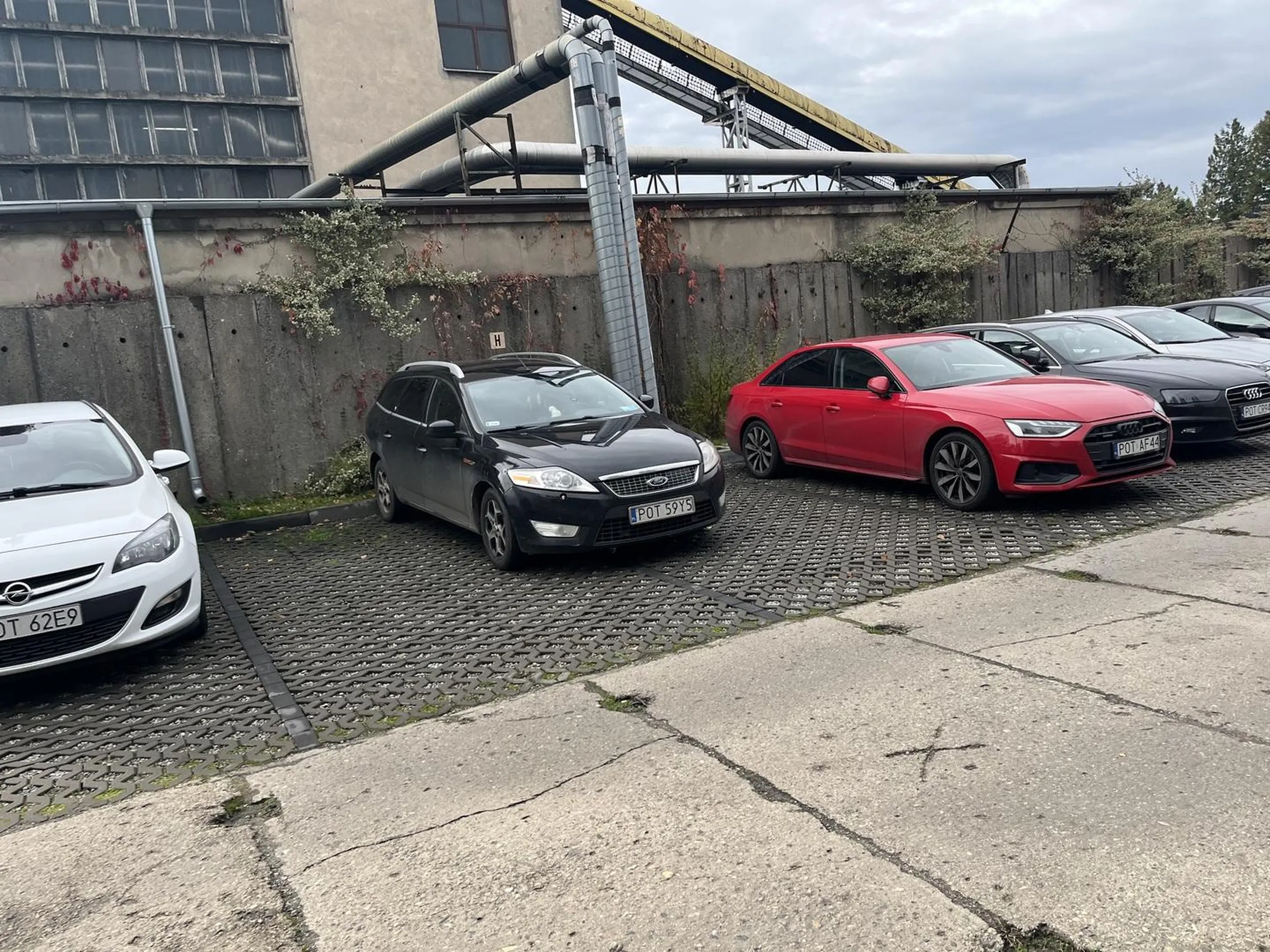 Brak umiejętności w parkowaniu, widać że kierowca forda :p