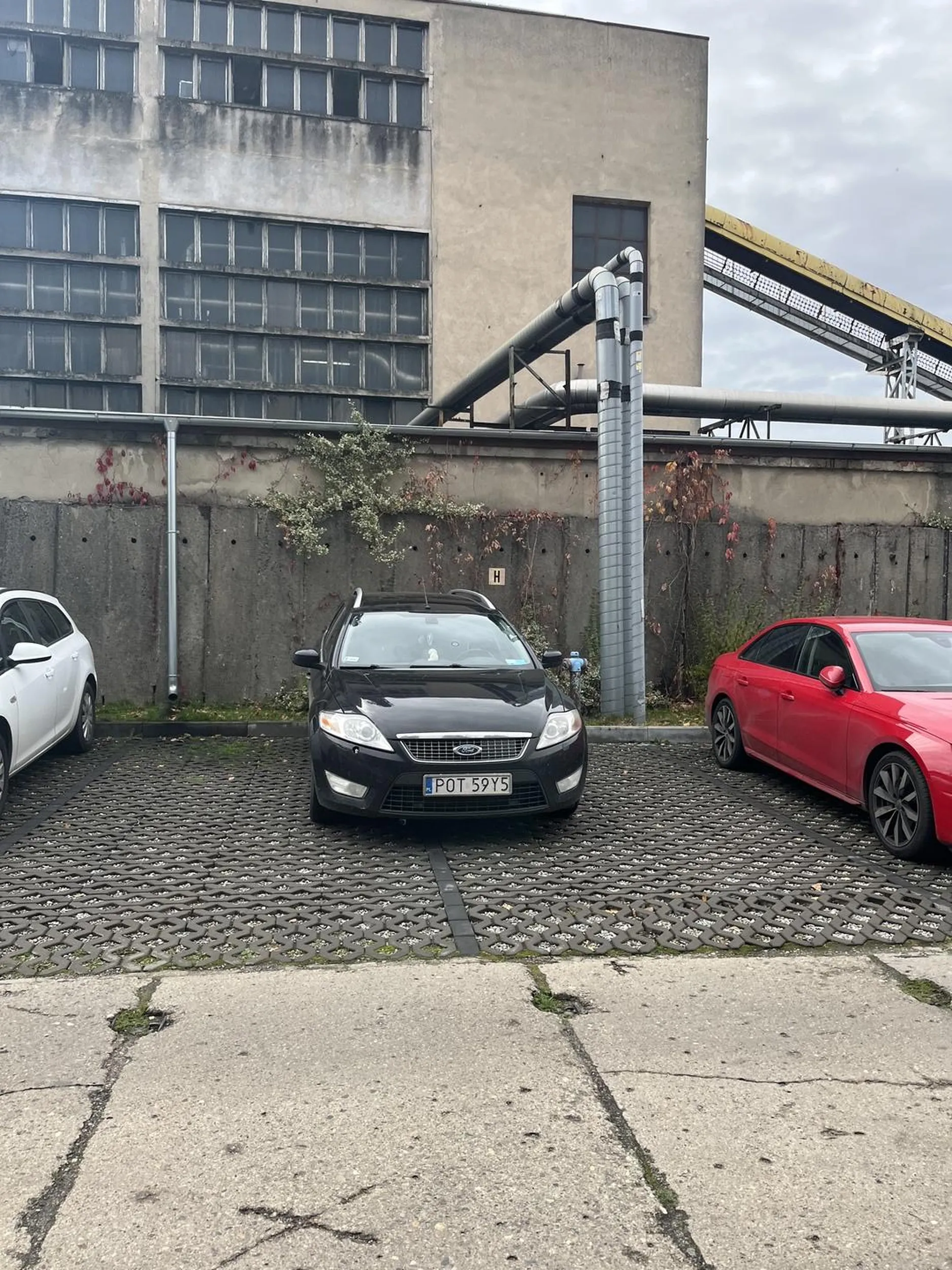 Brak umiejętności w parkowaniu, widać że kierowca forda :p