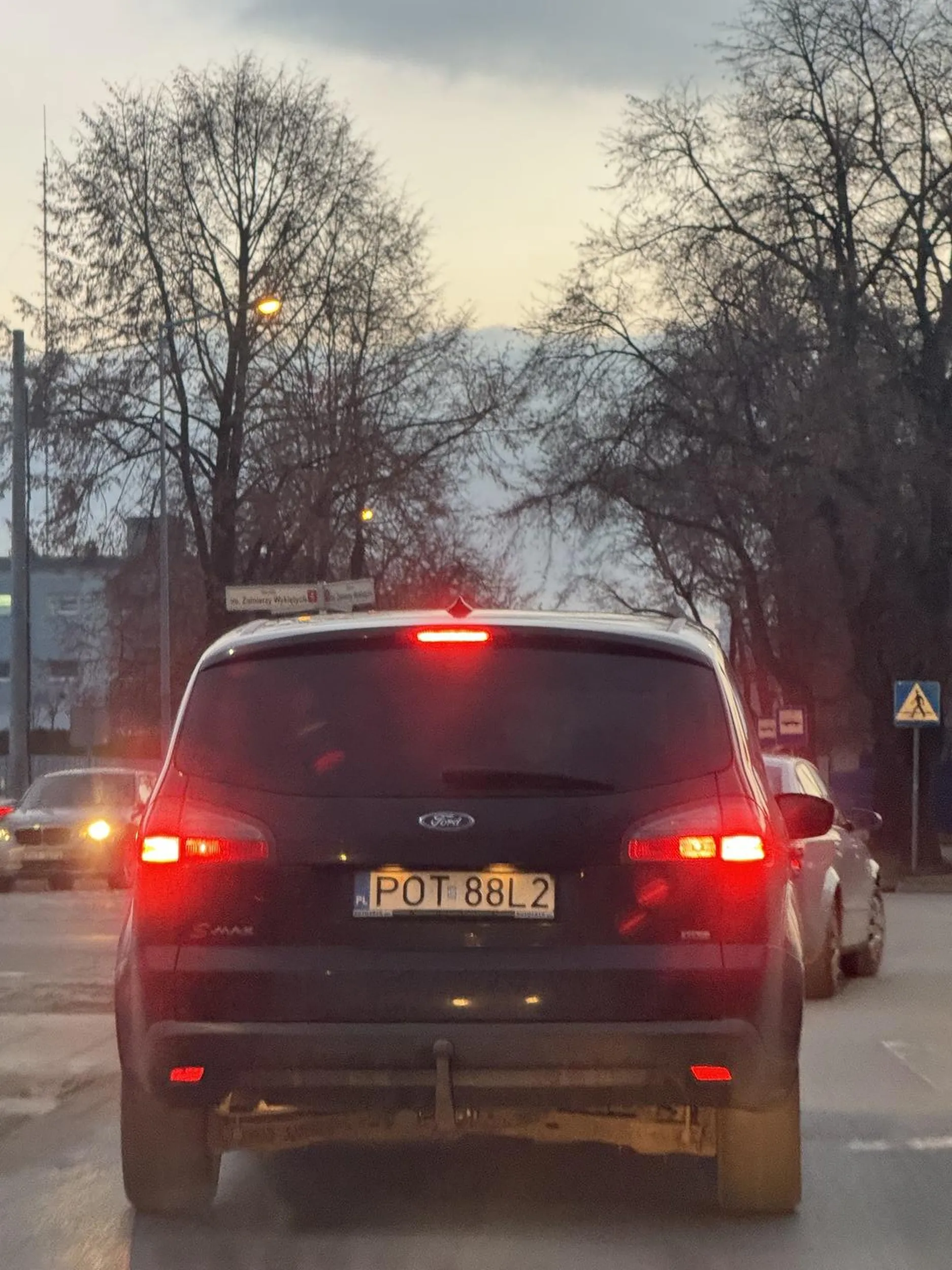 Jak ty pacanie jezdzisz nie hamuje sie komus przed maska obok torow i patrz pecie jak wyjezdzasz z podporzątkowanej