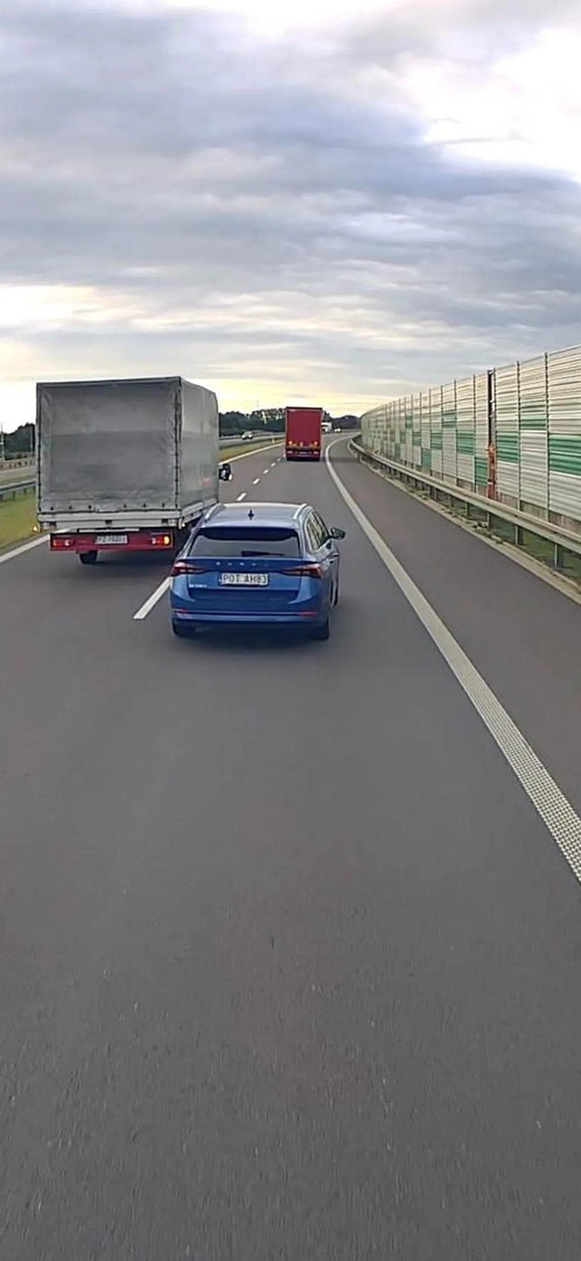 Brawo dla Pana ze Skody! Brak słów na takich. Ciężko poczekać aż kierowca busa zakończy manewr wyprzedzania?