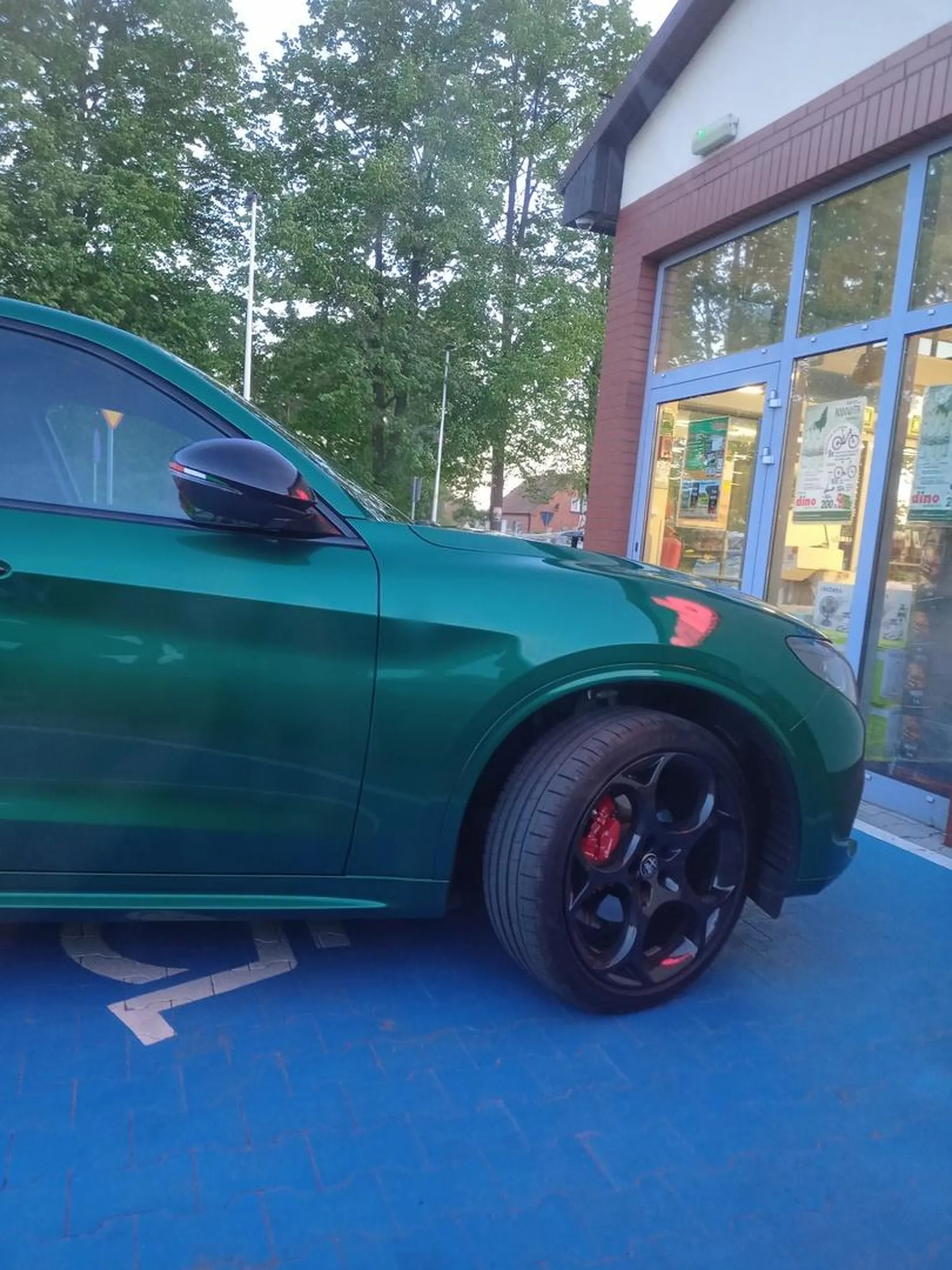 parkuje burak na niebieskim miejscu bez karty