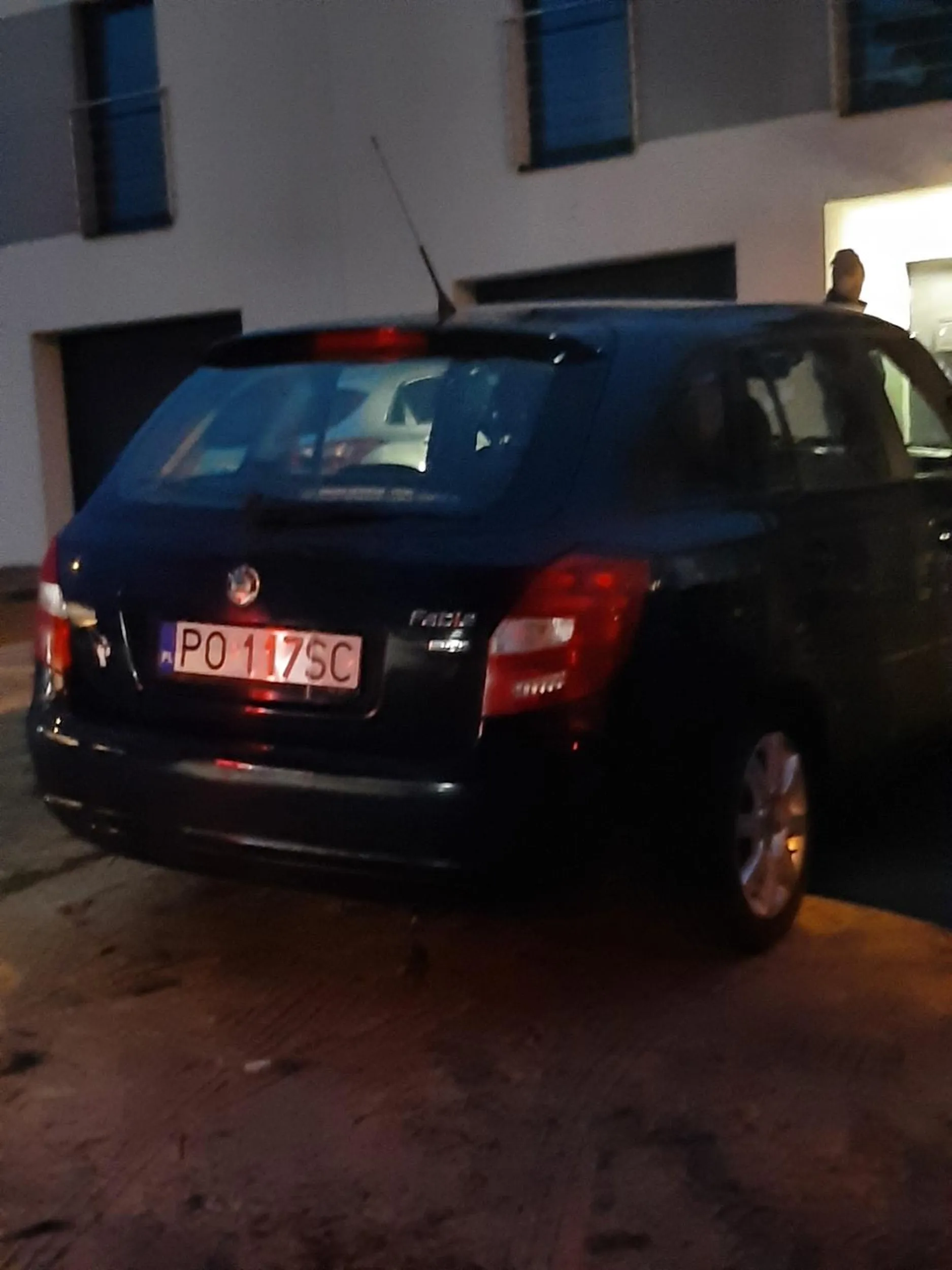 Ala gangster zajeżdża drogę i robi zdjęcia. Po wizycie w domu najpierw się chowa a później udaje głupiego że robił zdjęcia bo mu się auto podoba