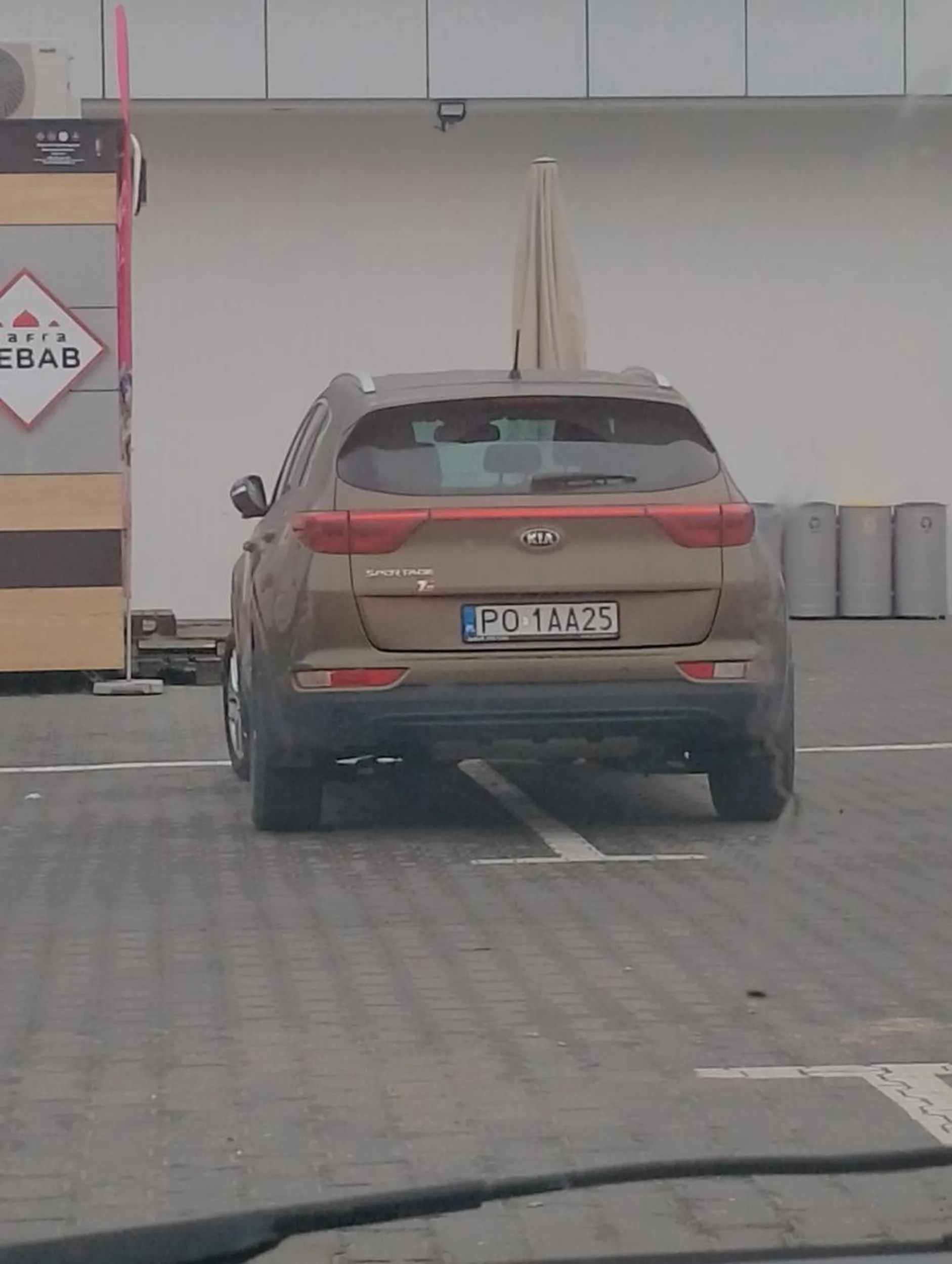 Dzień w dzień parkuje w ten sam sposób. Nie wiem, kto tej kobiecie dał prawo jazdy, ale wydaje się, że jej jedyną umiejętnością za kierownicą jest słuchanie głośnej muzyki. Kiedy podjeżdża pod galerię, człowiek ma wrażenie, jakby obok grała jakaś kapela.