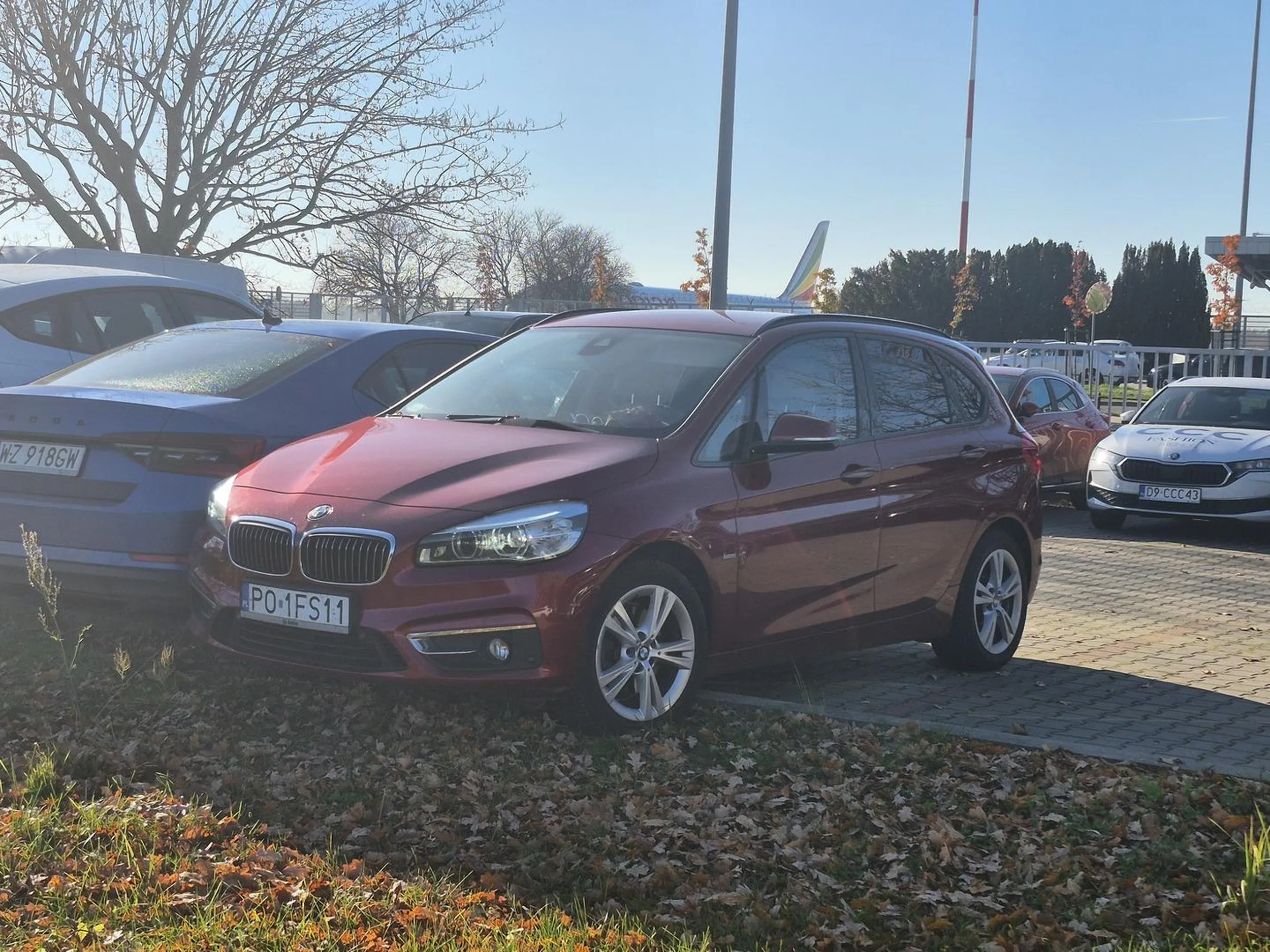 Lotnisko Chopina, komuś się bardzo spieszyło za granicę, lekka kolizja parkingowa, wjazd na trawnik, samochód zostawiony odpalony z kluczykami ;)