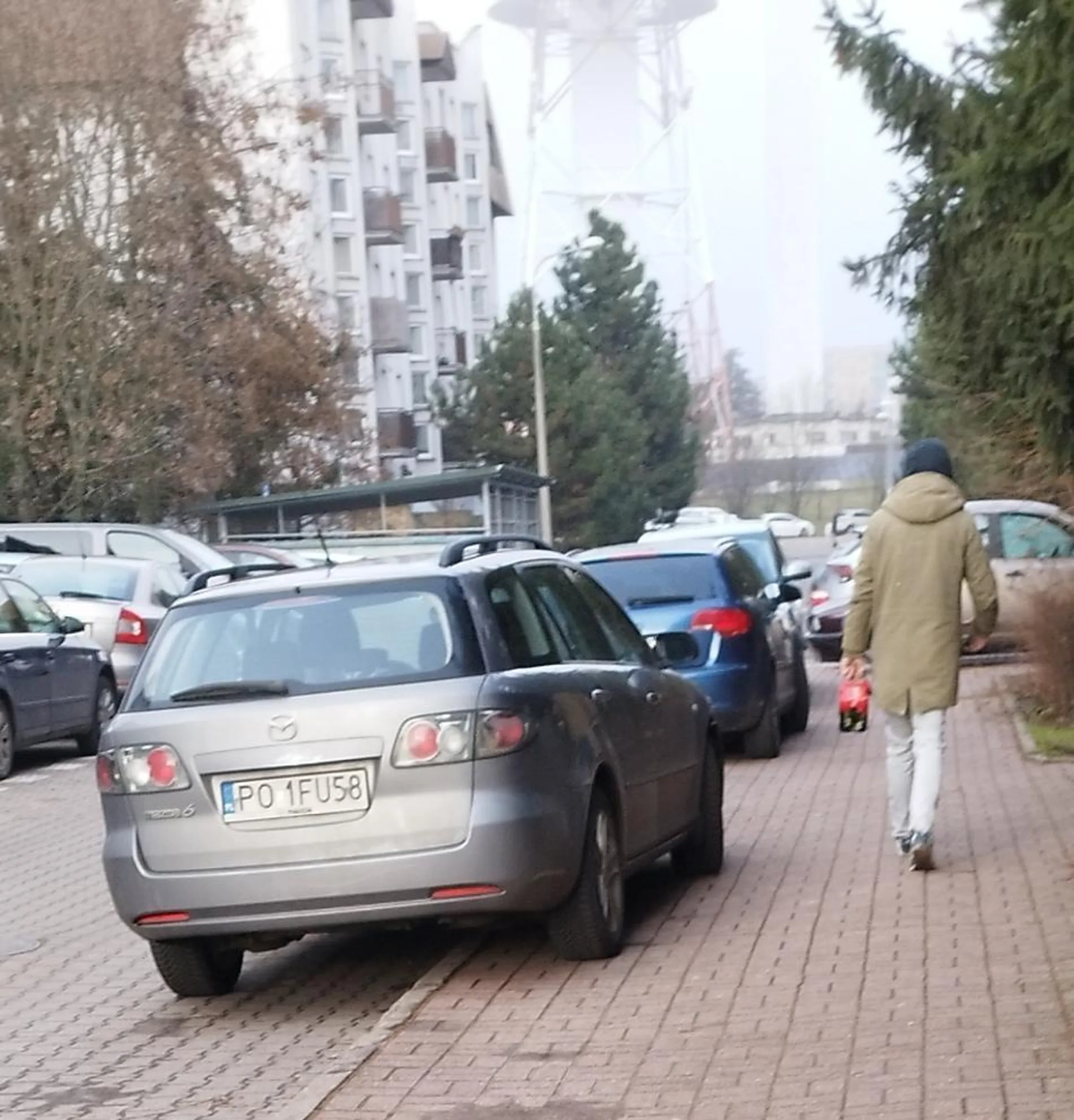 Kolejny co sb znalazl miejsce parkingowe poza wyznaczonym miejscem.