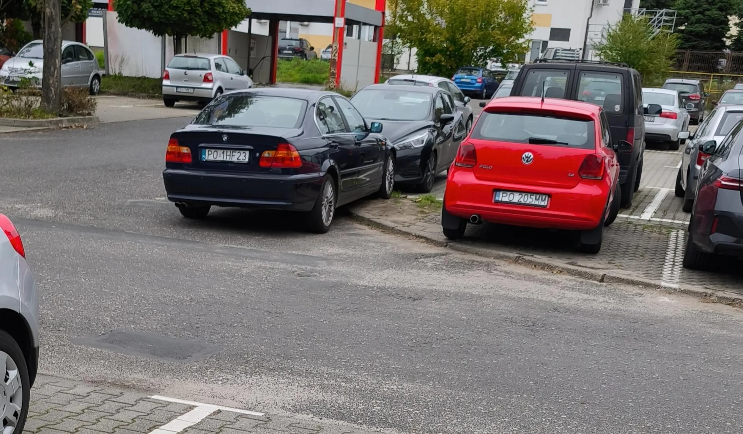 Parkowanie na skrzyzowaniu. Bigos siano we lbie. Marka przypadkowa