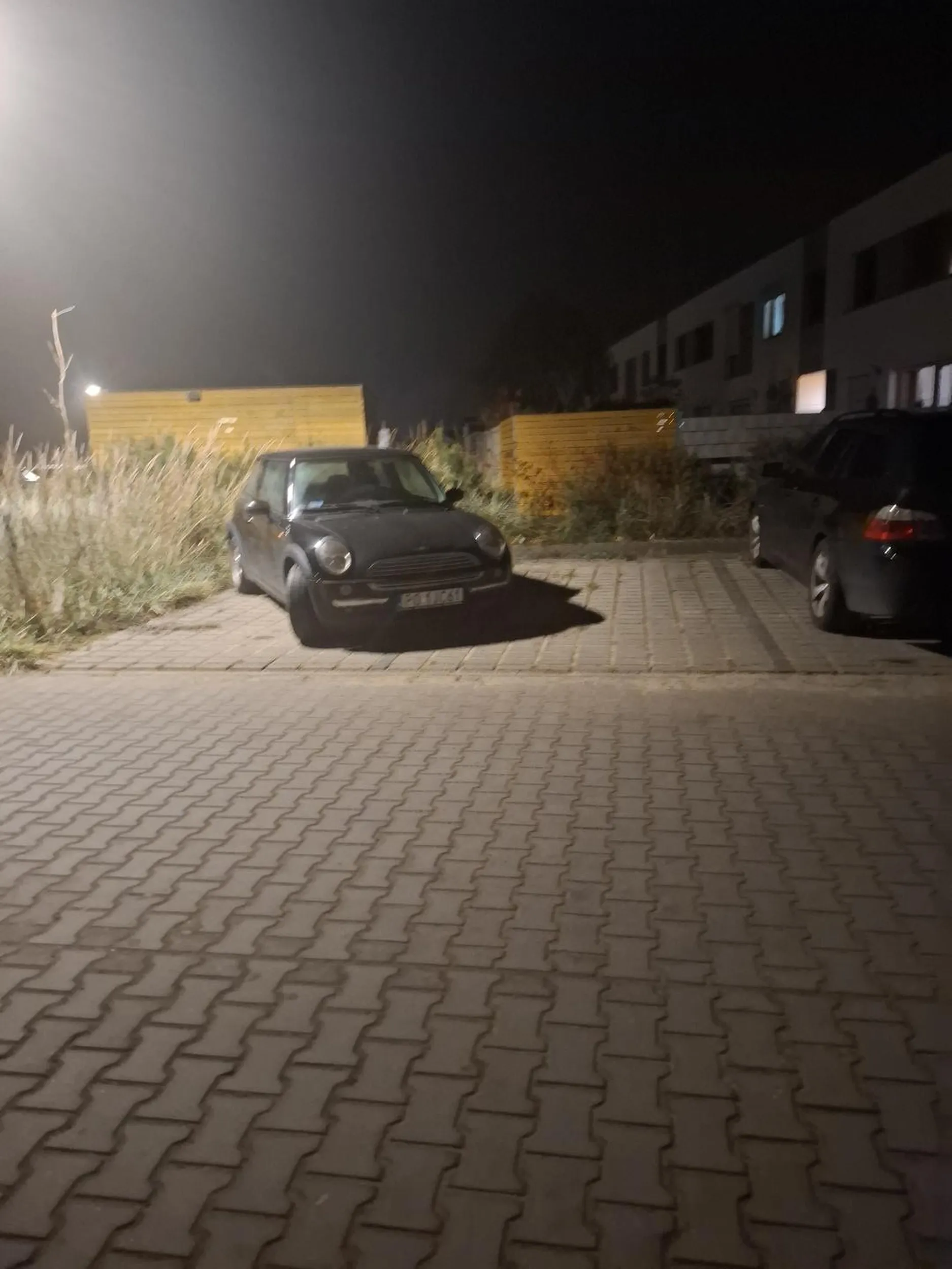 Parkuje na 2 miejscach bo mu autko zarysują a inni nie mają gdzie zaparkować przez to  