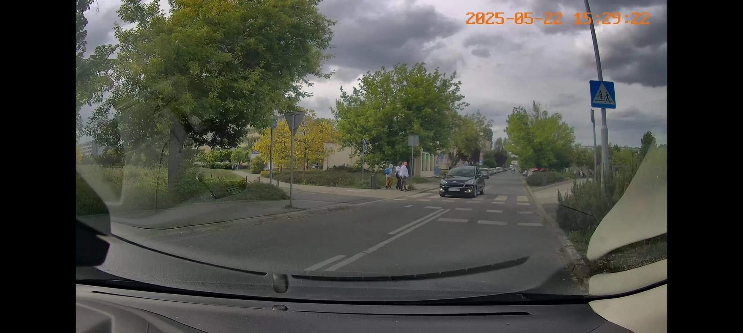 Jedziesz babo po środkowych liniach, gadasz przez telefon i masz w dupie pieszych przy pasach. Palnik się w ten pusty czerep!