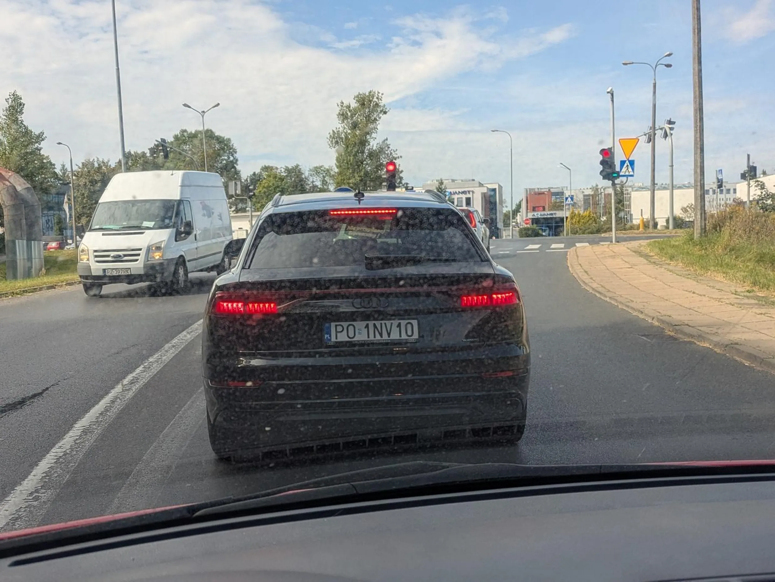 Wyprzedzanie w terenie zabudowanym, na przejściu dla pieszych. Niemal nie spowodował wypadku z innym autem.