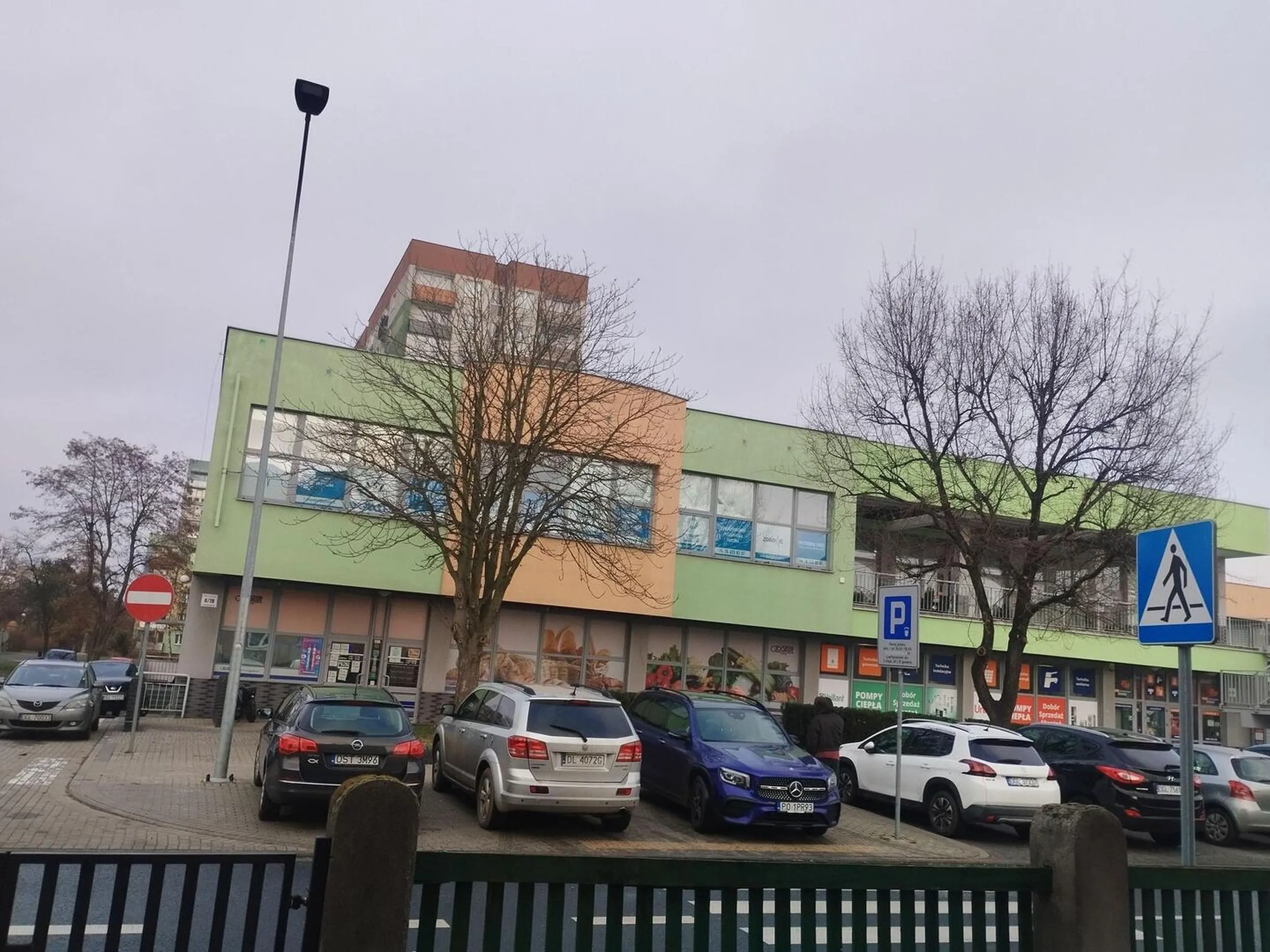 ladnie parkujesz na przejsciu dla pieszych i chodniku :)