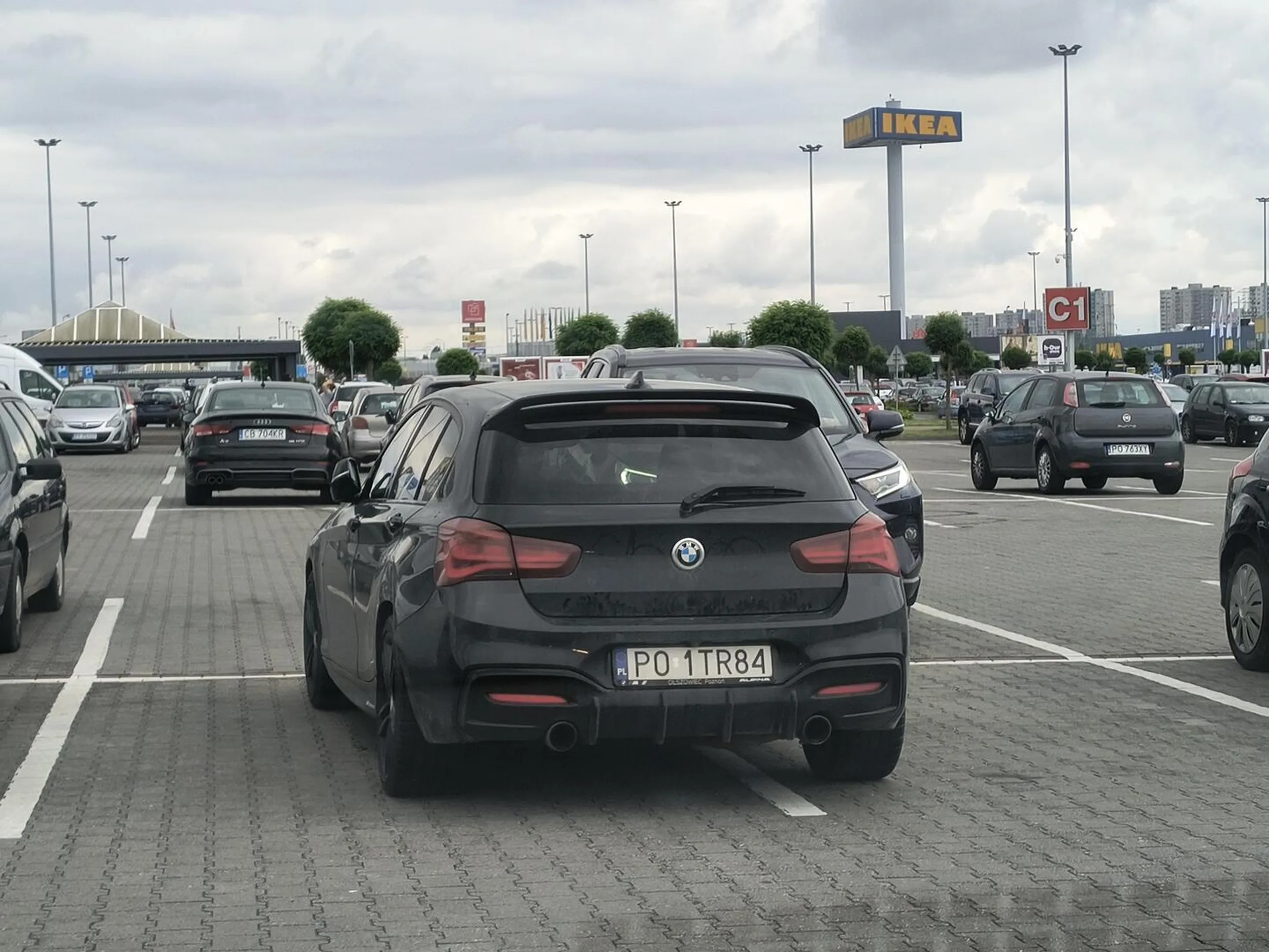 No można zrozumieć że dużo wolnego miejsca na parkingu ale to można normalnie zaparkować a nie wpieprzać się na dwa