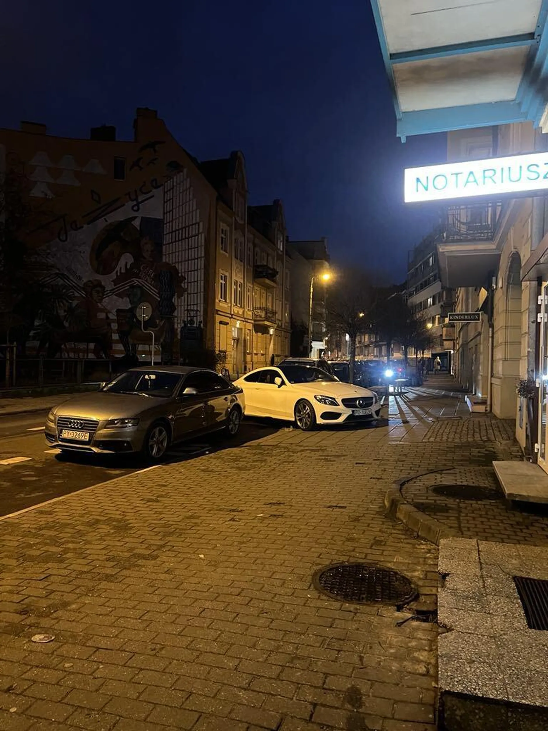 regularnie staje w ten sposób na wjeździe do bramy i blokuje drogę przeciwpożarową!!!