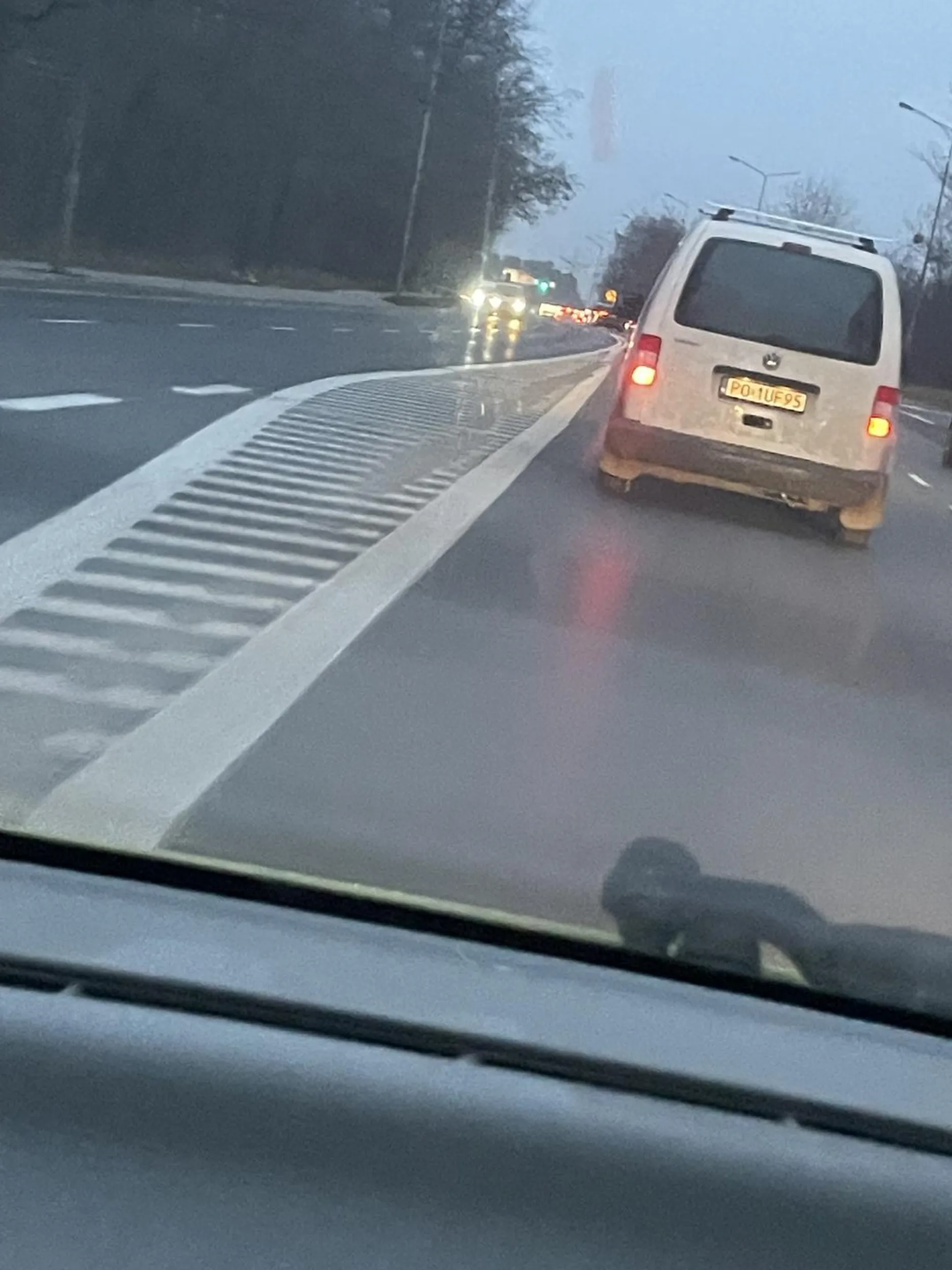 Kolejny półmózg albo baba Przed samą maską zmienia pas i zmusza kierowcę jadącego swoim pasem do hamowania ŻENADA!