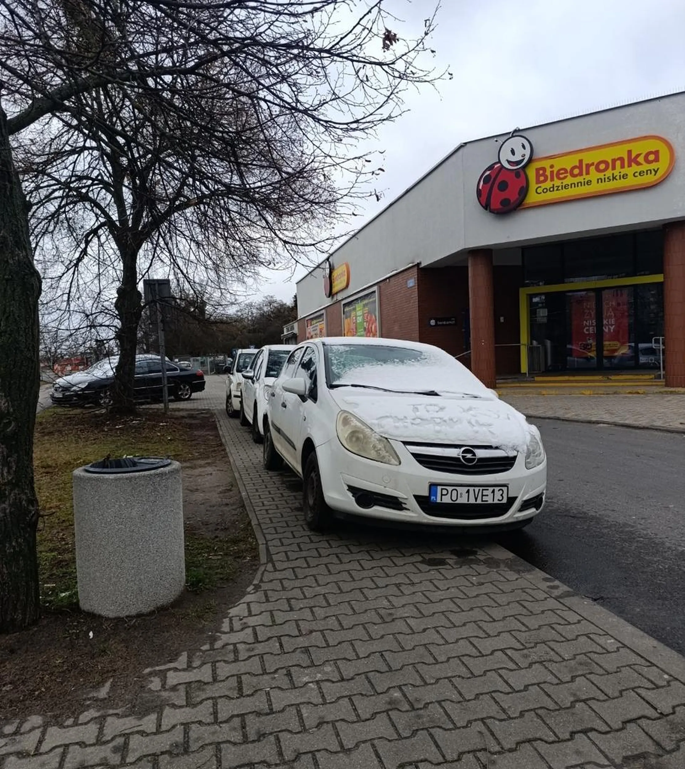 Parkowanie do poprawki - nieważne czy chodnik czy nie, stanąć trzeba i stać cały weekend, a nawet i dłużej.