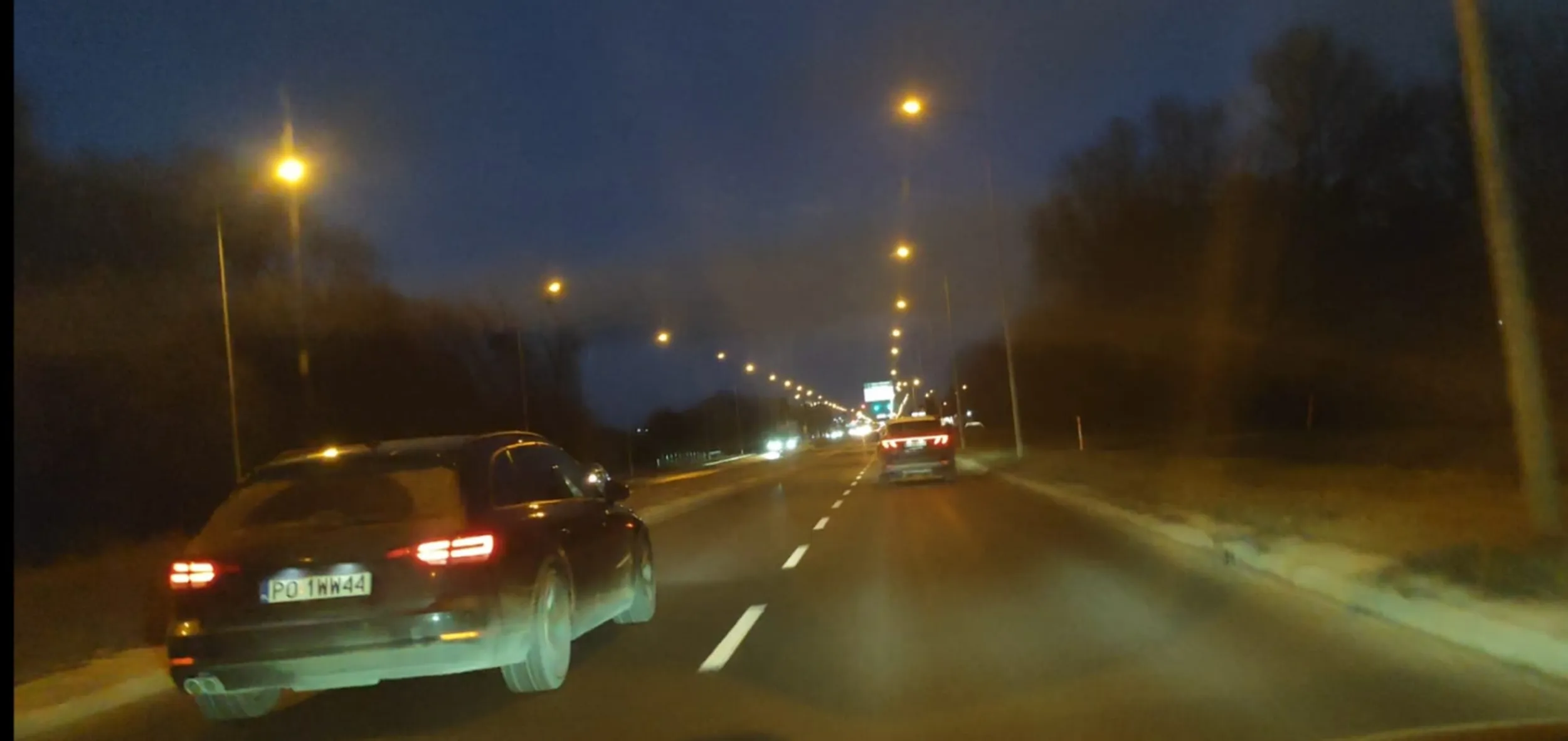 Kierowca agresywny, zajeżdża drogę, spycha z pasa ruchu.