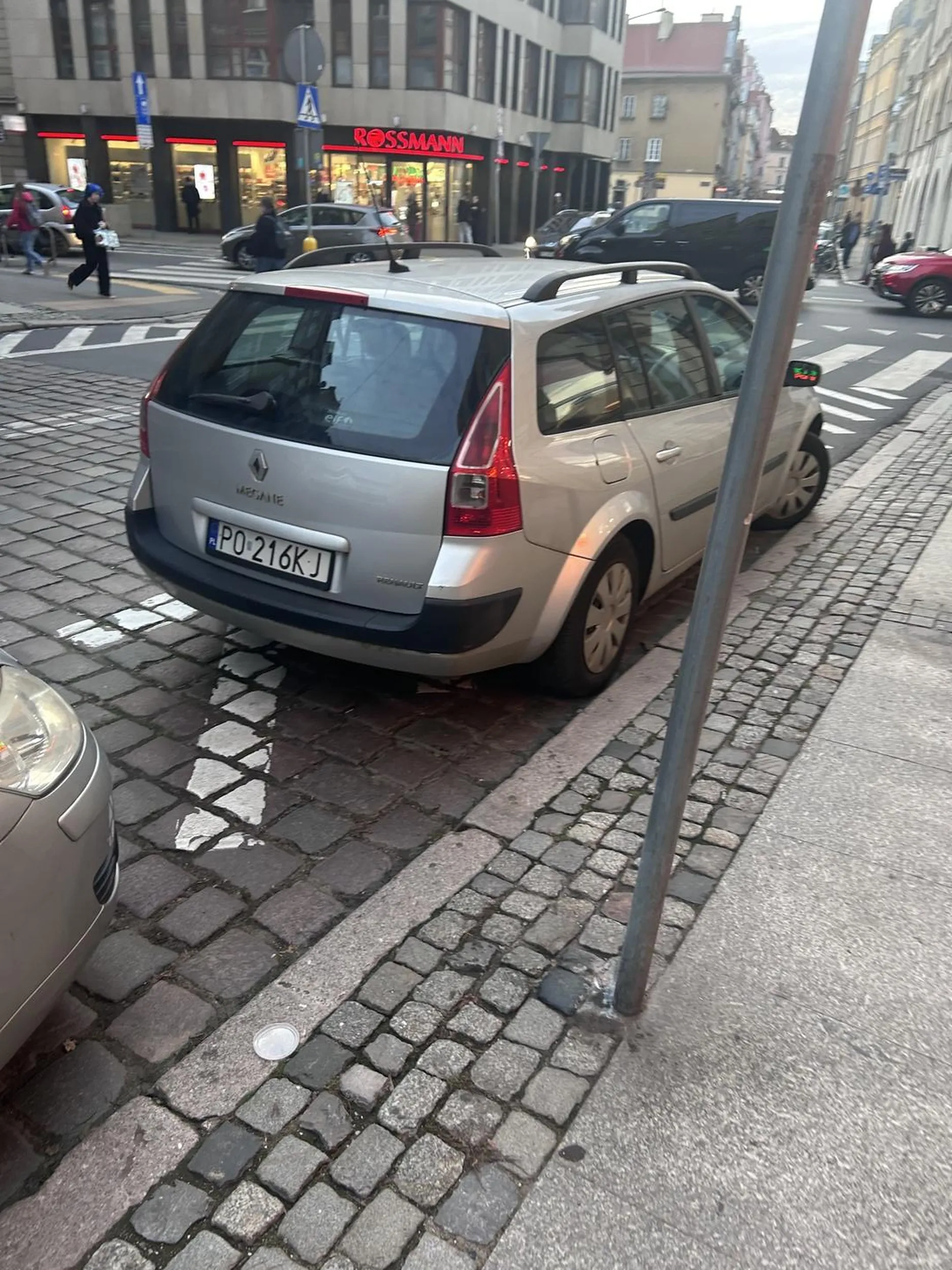 Kolego ten parking dla vip’ów to nie dla ciebie ?