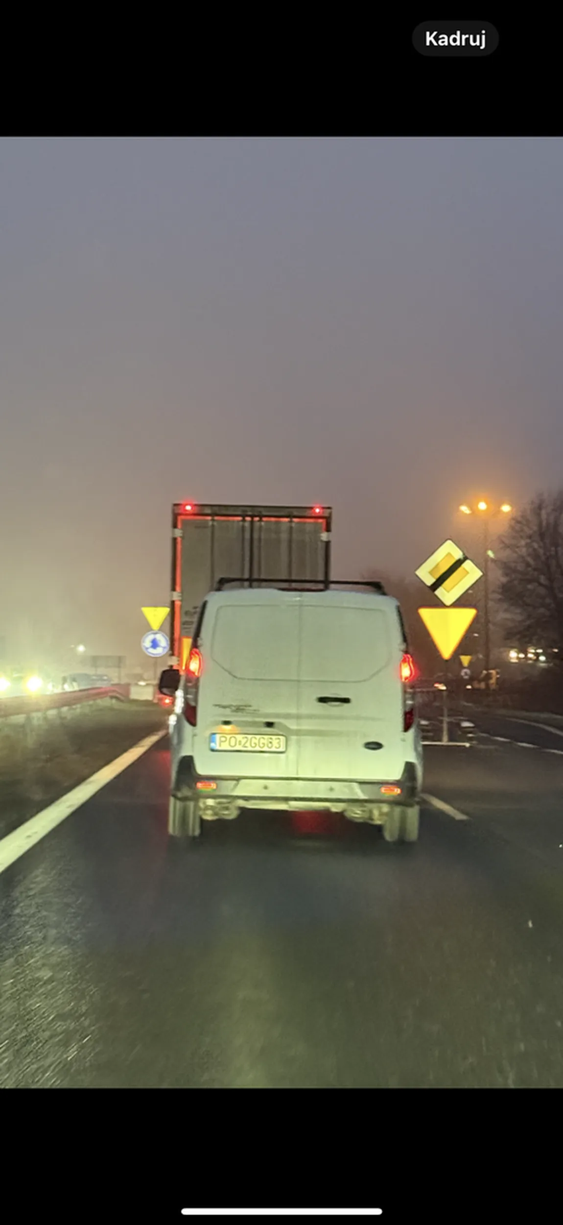 1. Kierowca nie potrafi jeździć na suwak.. z premedytacją przykleił się do samochodu przed nim.. abym nie mógł wjechać.. 2. Po 100m od ,,suwaka” Wymuszenie pierwszeństwa na rondzie 3. Kierunkowskazy ?? Kierowca uznał że nie są mu potrzebne.