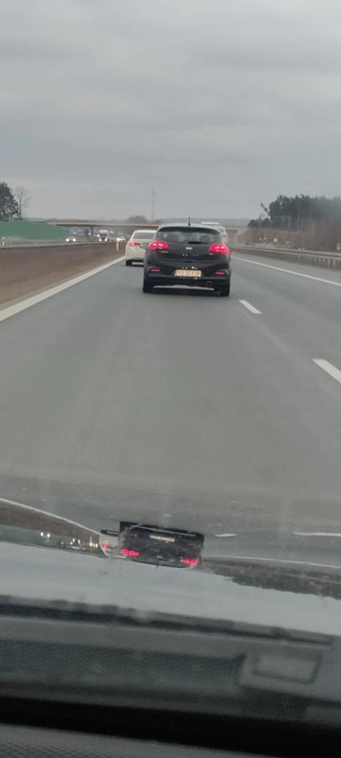 Sierota nie potrafi korzystać trasy szybkiego ruchu. Przykleiła się do lewego pasa jak mucha do gówna