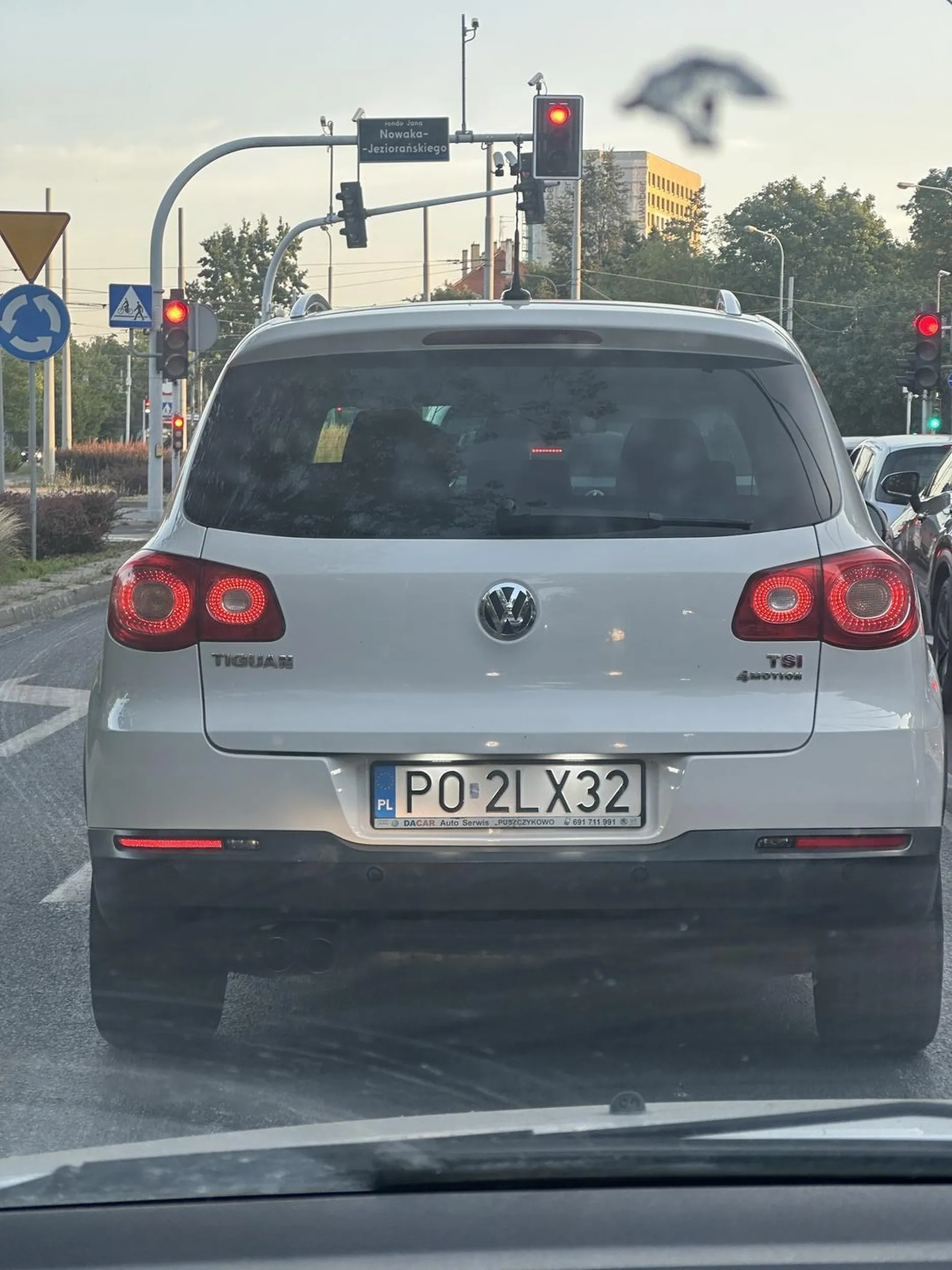 Swinskiej urody baba w okularach nie zna podstawowych zasad i przepisow ruchu drogowego. Wymusza, wjezdza przed maske i nie wpuszcza na suwak. Oprawia rajdy po poznaniu z lewego na prawy ciagle wjezdzajac ludzia przed maske