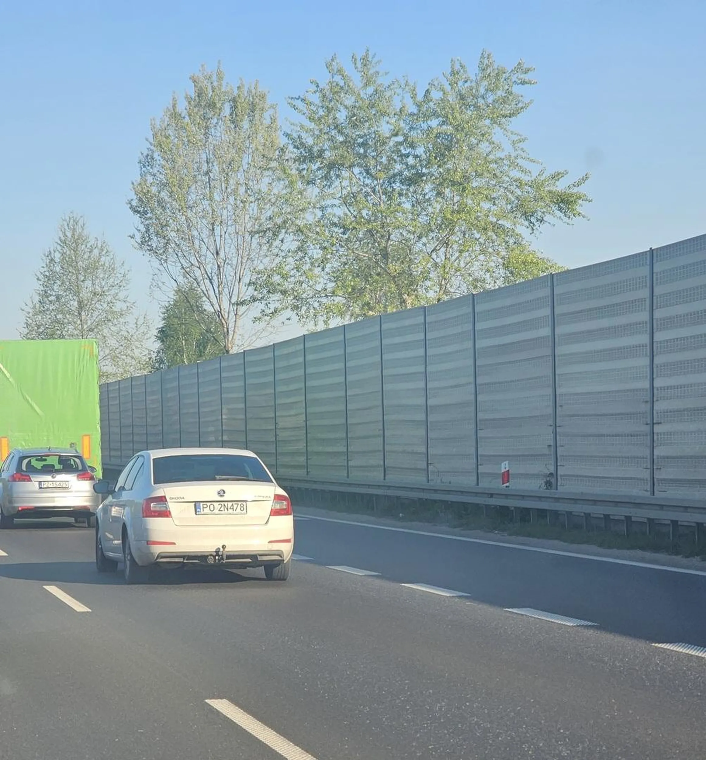 Kretyn w białej skodzie. Wymusza pierwszeństwo.