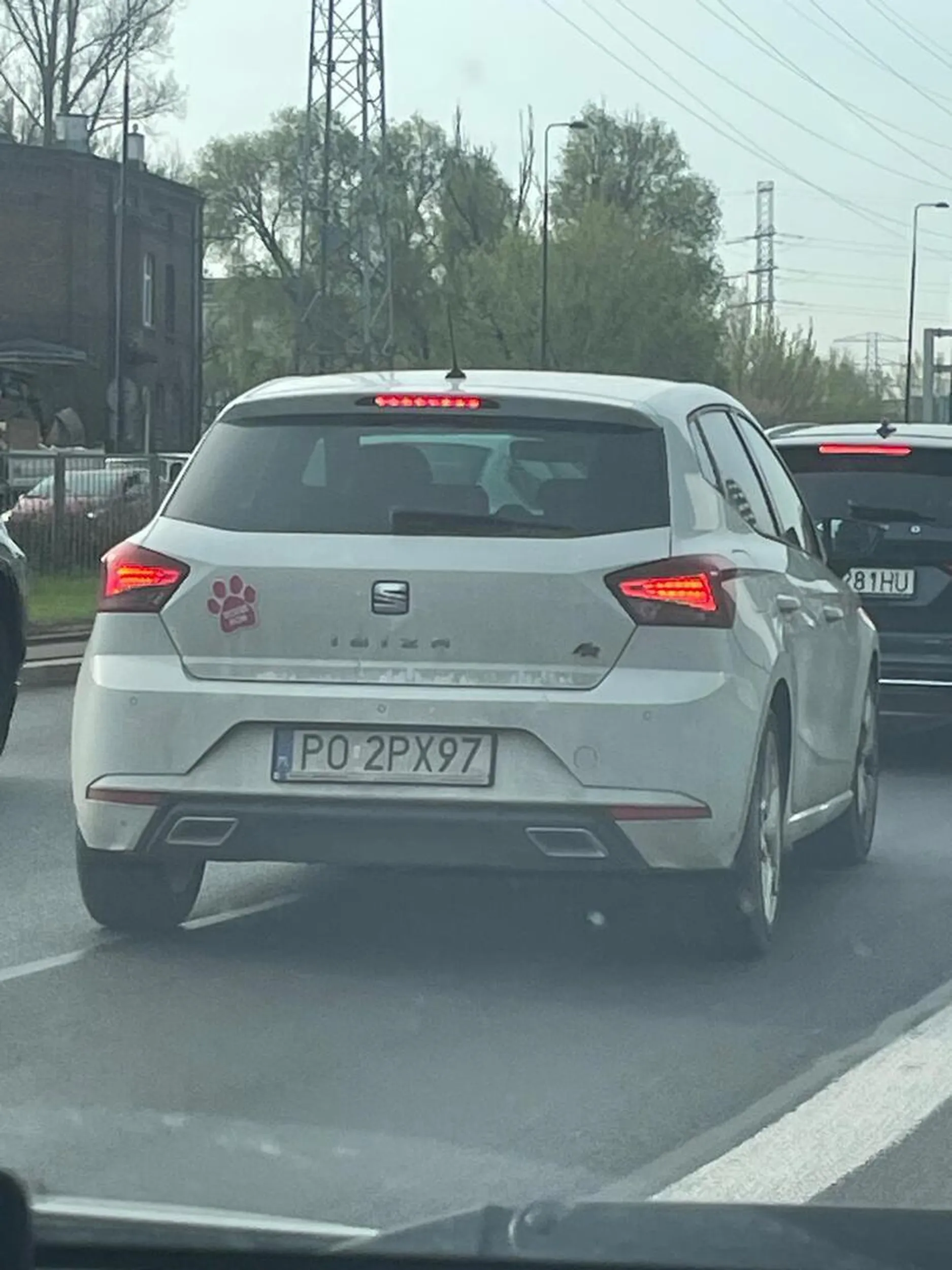 Uwaga na tego kierowcę. Stanowi realne zagrożenie na drodze. Chamstwo i burakowanie. Co to ma być? klapki na oczach. UWAGA