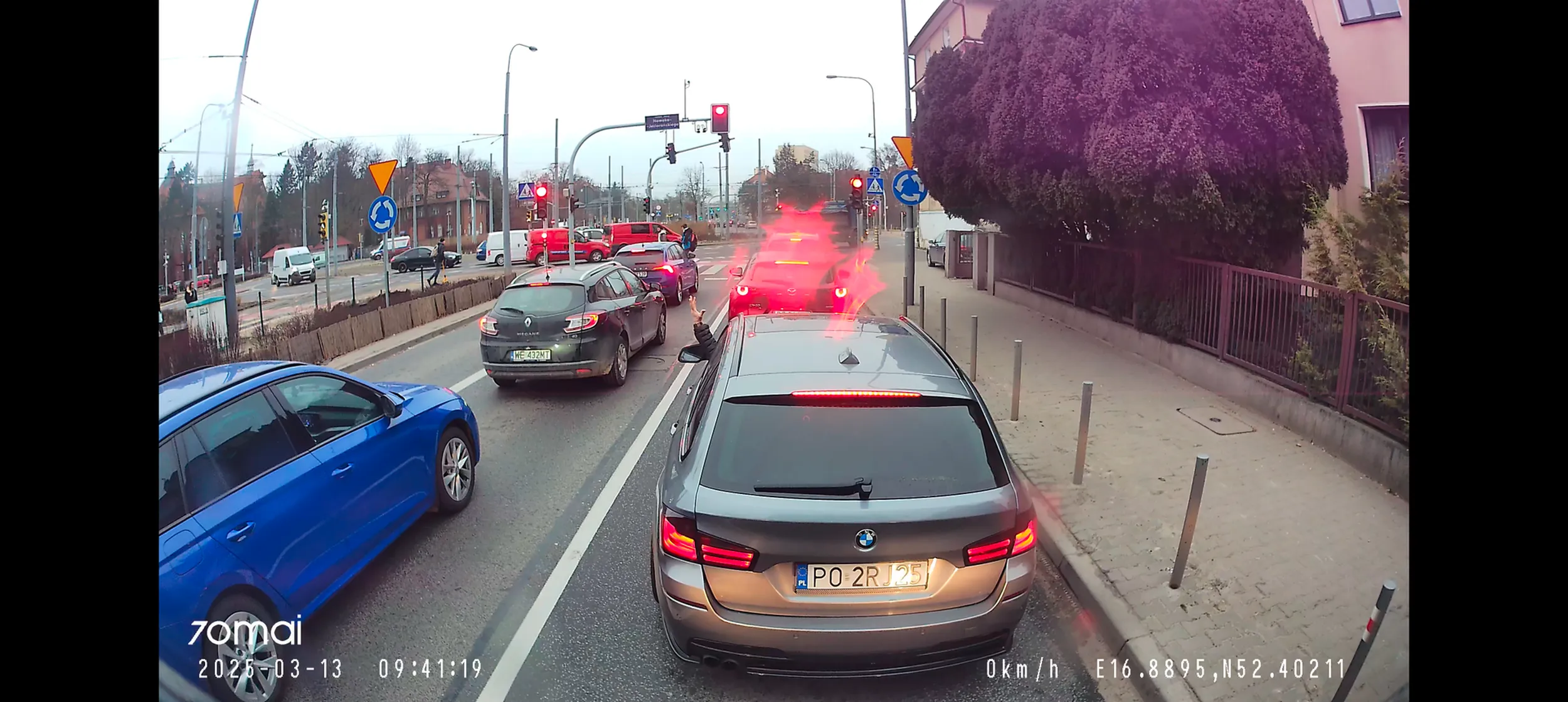 Niestety muszę odrzucić Twoje zaproszenie, nie znam się na ciepłych gierkach ale sądzę że są lepsze sposoby na poszukiwanie potencjalnego "kolegi" do zabawiania się niż wyhamowywanie obcych na ulicy. Nie mniej życzę powodzenia w poszukiwaniach i polecam coś na ból dupy bo masz nie mały.