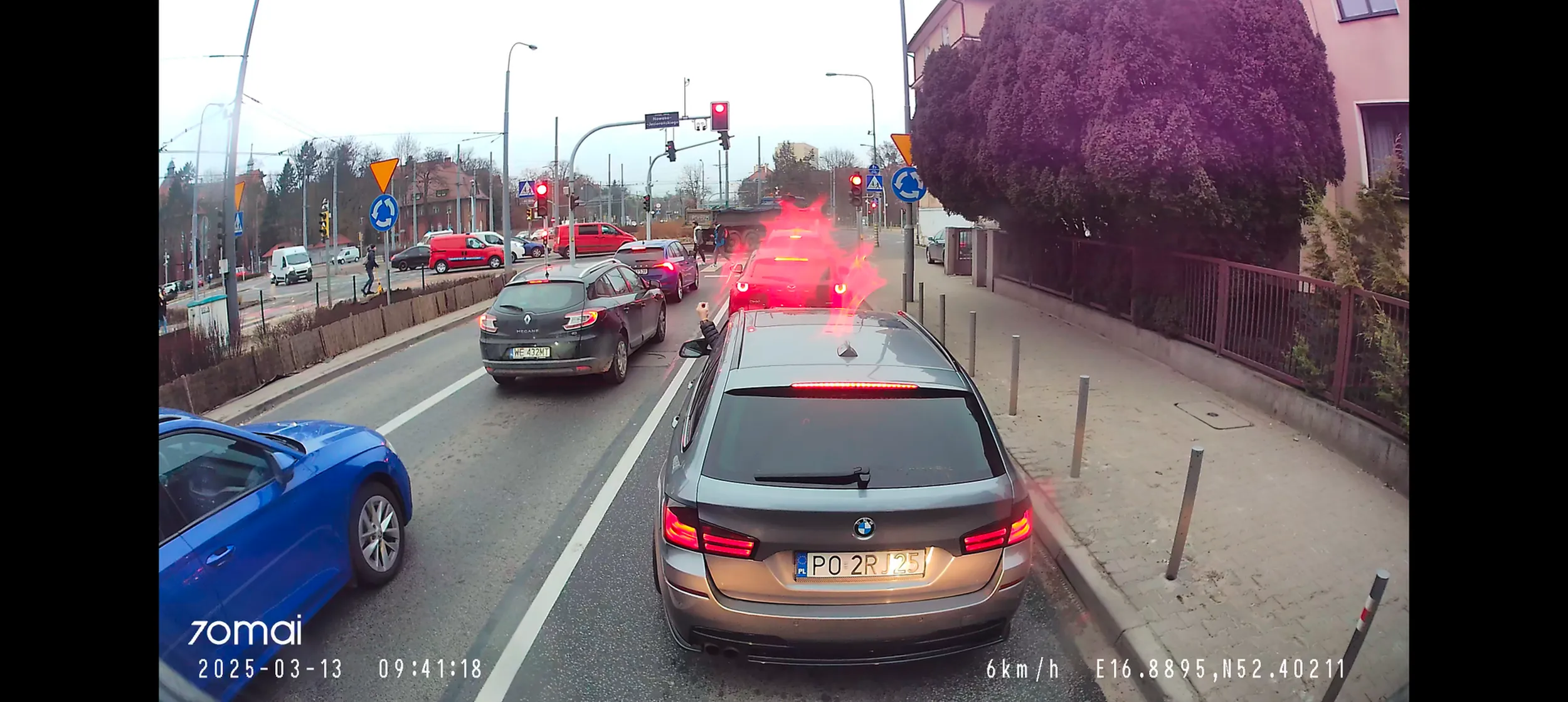 Niestety muszę odrzucić Twoje zaproszenie, nie znam się na ciepłych gierkach ale sądzę że są lepsze sposoby na poszukiwanie potencjalnego "kolegi" do zabawiania się niż wyhamowywanie obcych na ulicy. Nie mniej życzę powodzenia w poszukiwaniach i polecam coś na ból dupy bo masz nie mały.