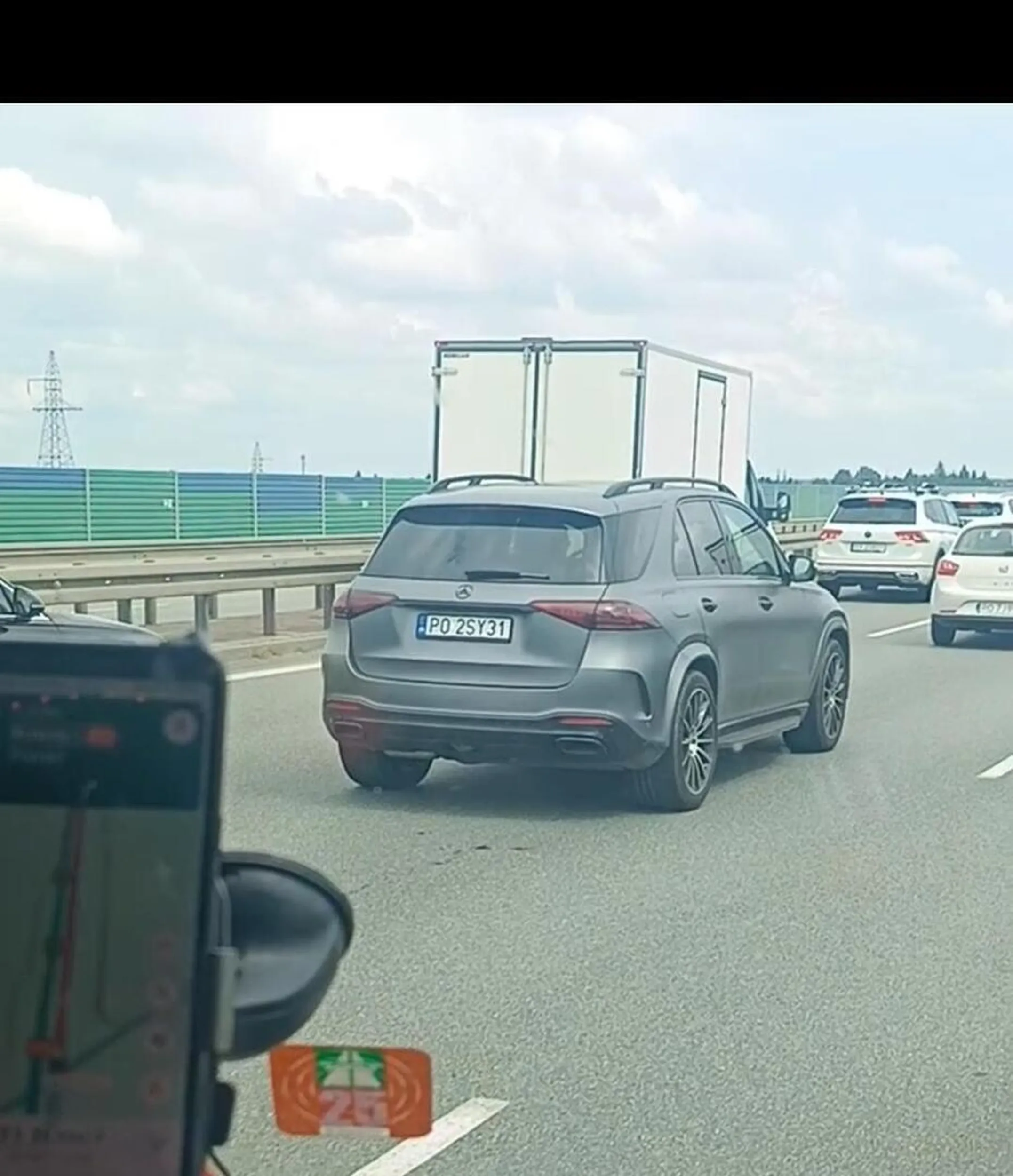 Pan z Mercedesa, oburzył się bo nie dałem się wyprzedzić pasem awaryjnym. Argumentując, że jego podpaska przesiąkła I się śpieszy podmyć jajka.