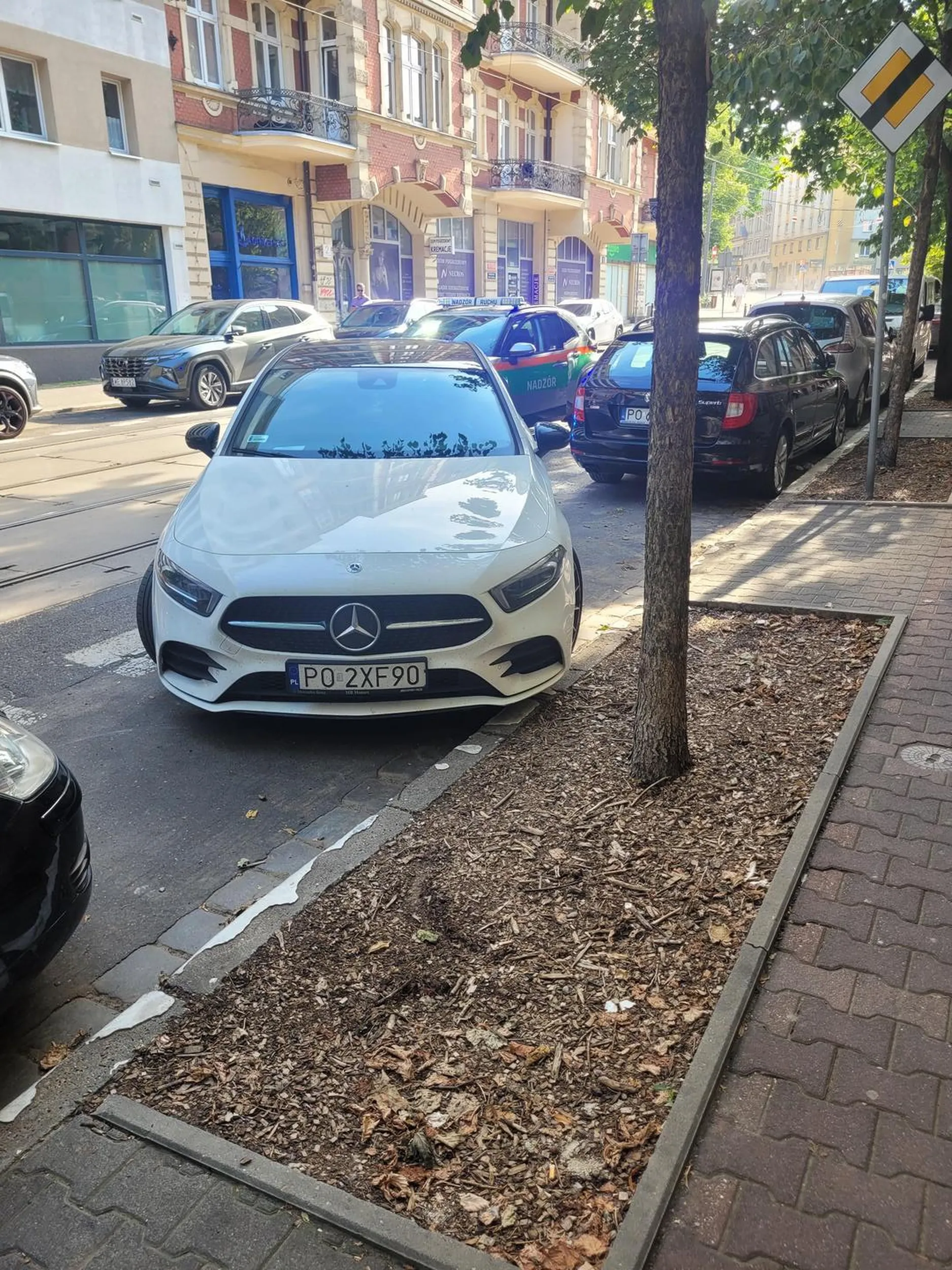 Pozdrawiam kierującą, która na ponad godzinę zablokowała ruch tramwajów i aut na ul. 23 lutego w Poznaniu. Umiejetniści myślenia na drodze niestety nie uczą na kursach.