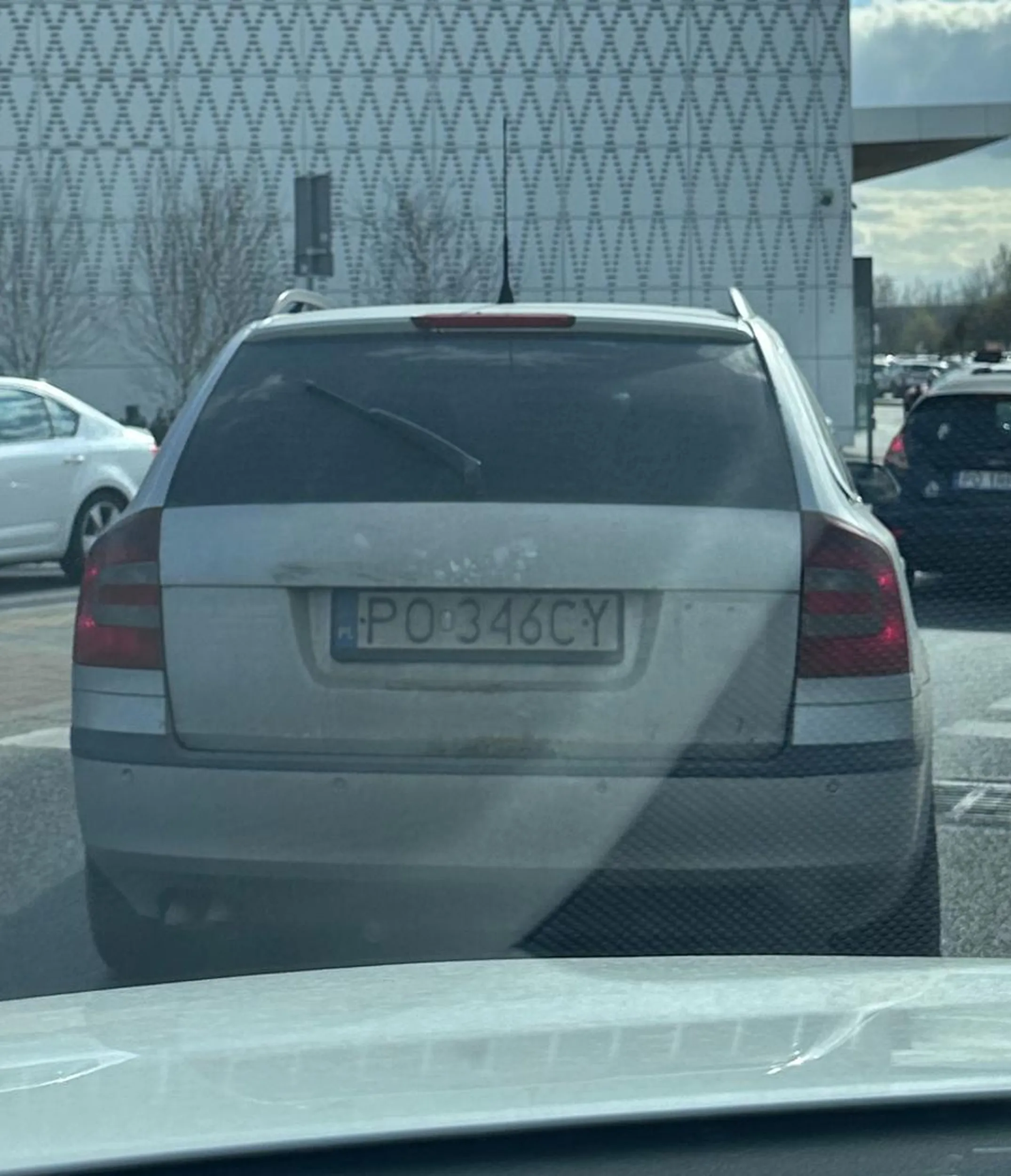 Jak zajeżdżasz komuś na rondzie i musi hamować z piskiem opon i przy okazji wszystkie zakupy się wypierdalaja wypada chociaż przeprosić