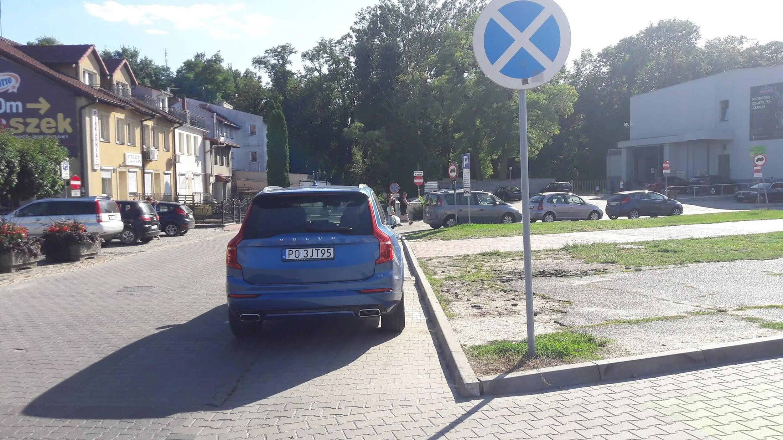 Tak wysoko siedzi,a znaku nie zauważył.