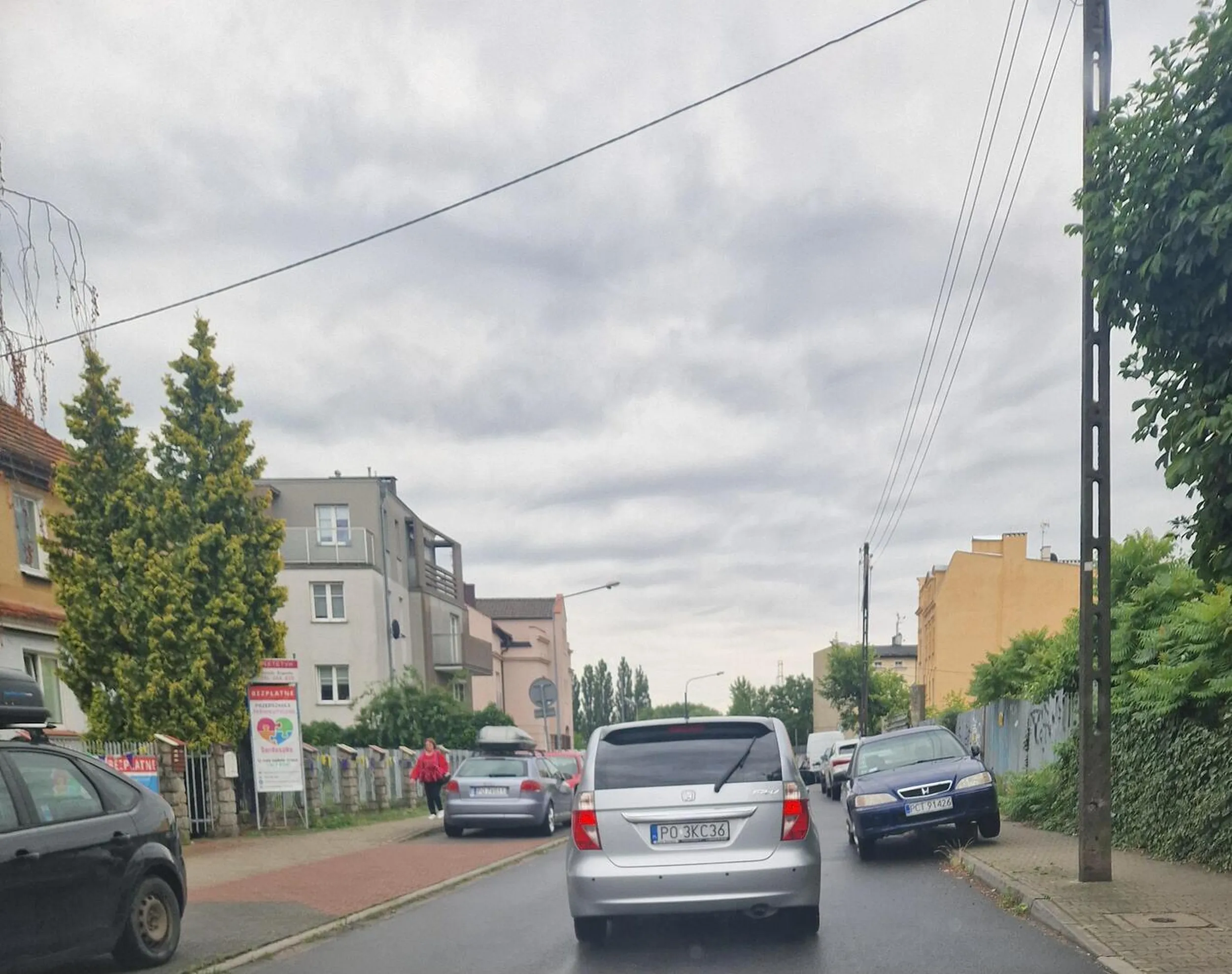 Tempa blondyna wyjechała z bramy bez kierunkowskazu i pierwszeństwa. Królowa wsi