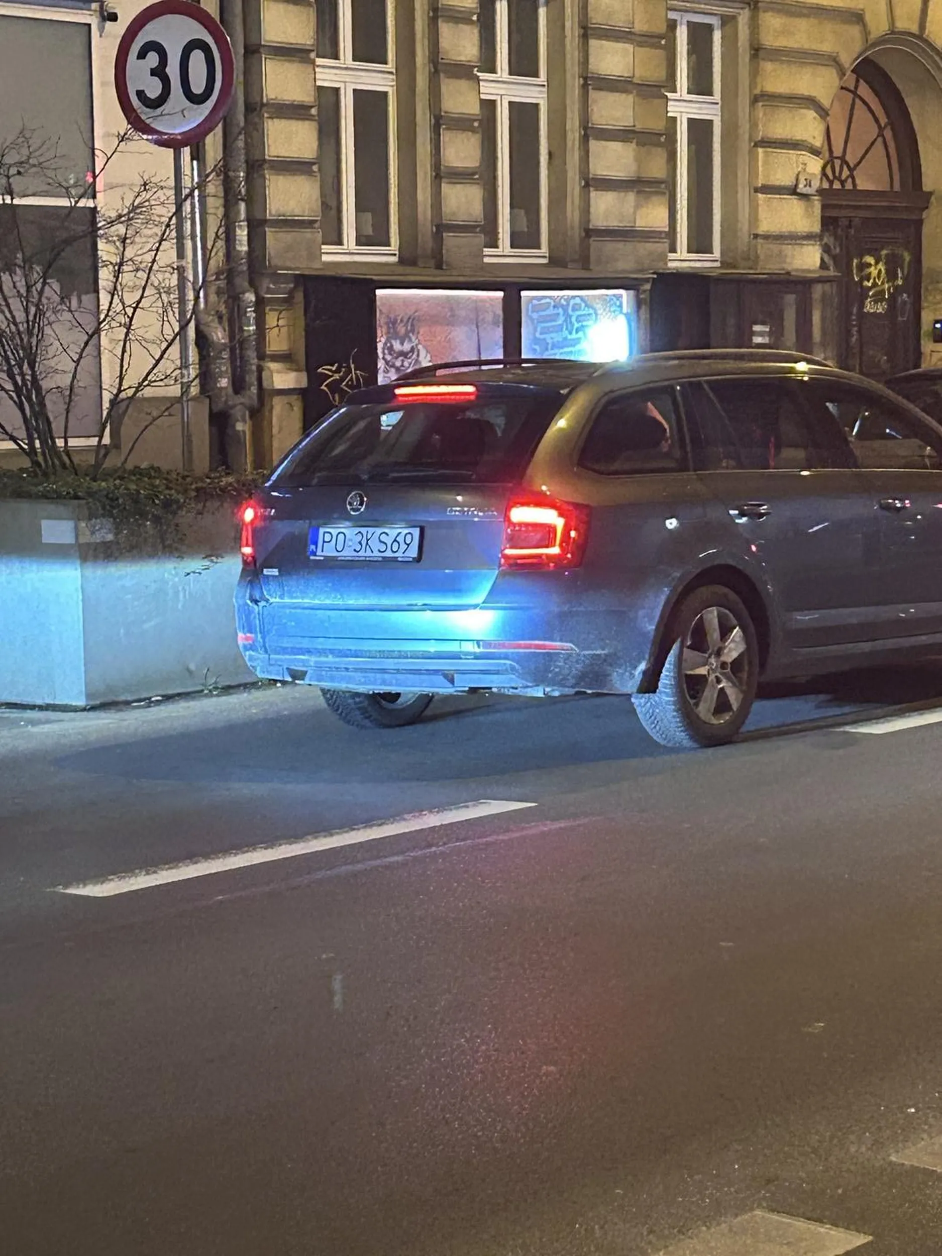 Stoję przed pasami a typ w szarej skodzie w okularkach jedzie dalej i łapie ze mną kontakt wzrokowy. Bardzo się tobie spieszyło aby stanąć za kolejnym samochodem na światłach?