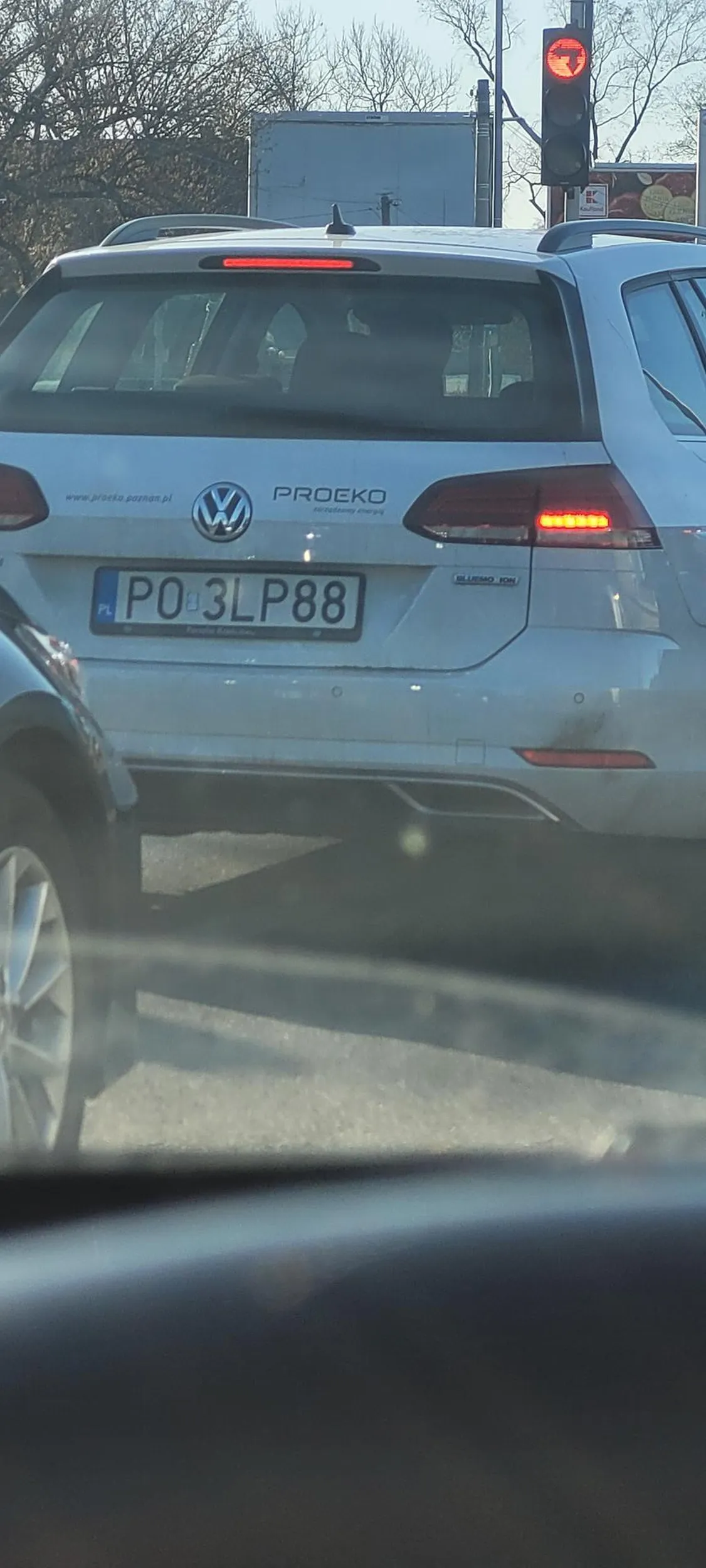 Przedstawiciel firmy Proeko. Zarządzanie energią. Młody i może niedoświadczony... bardzo chaotyczna jazda, może przeszkadzał telefon rozbieranie się w czasie jazdy czy rozproszenie. O braku kultury użyciu palca w komunikacji nie wspomnę.