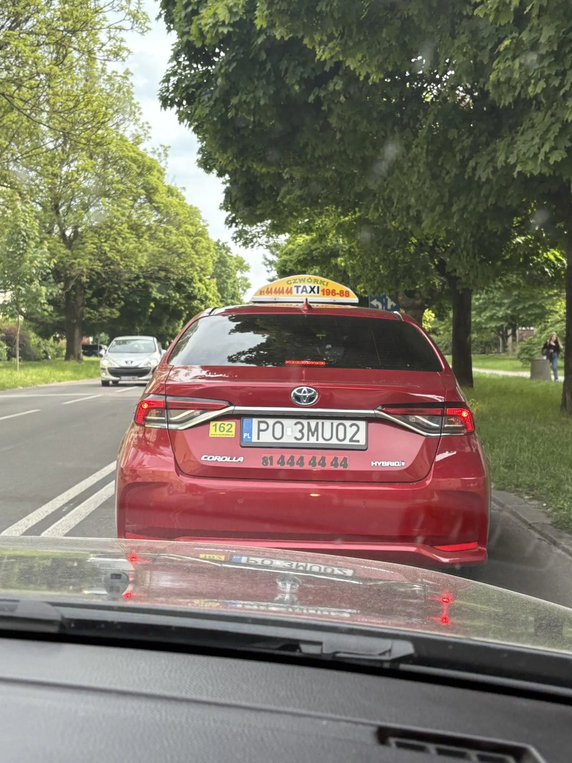 kierowca taksówki wymusza pierwszeństwo, kończył się pas i na chama się wcisnął, nie zważając na bezpieczeństwo klientów, którzy z nimi jechali, prawie spowodował kolizję i nawet nie przeprosił