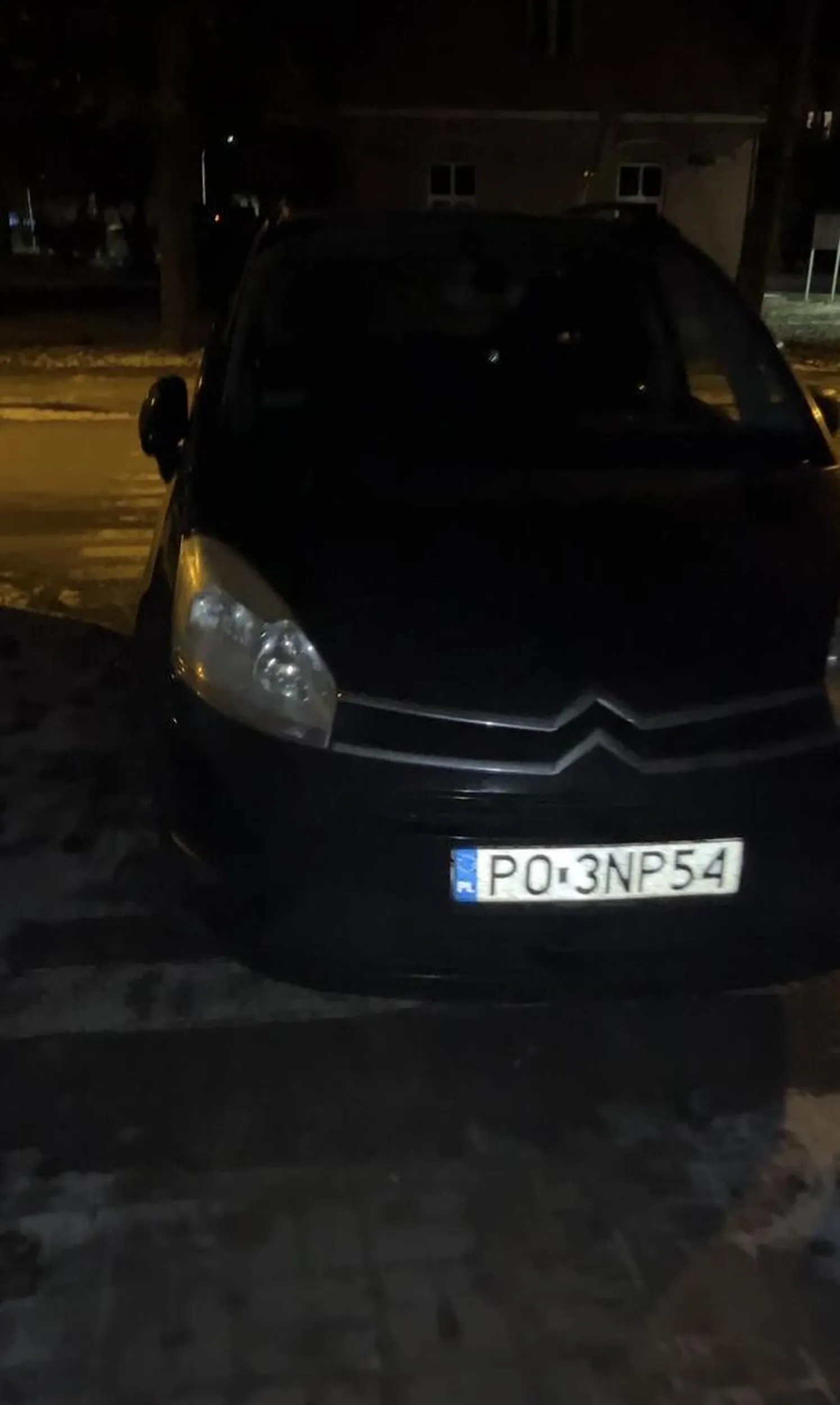 przejście dla pieszych? po co to komu... biedactwo nie znalazło miejsca parkingowego