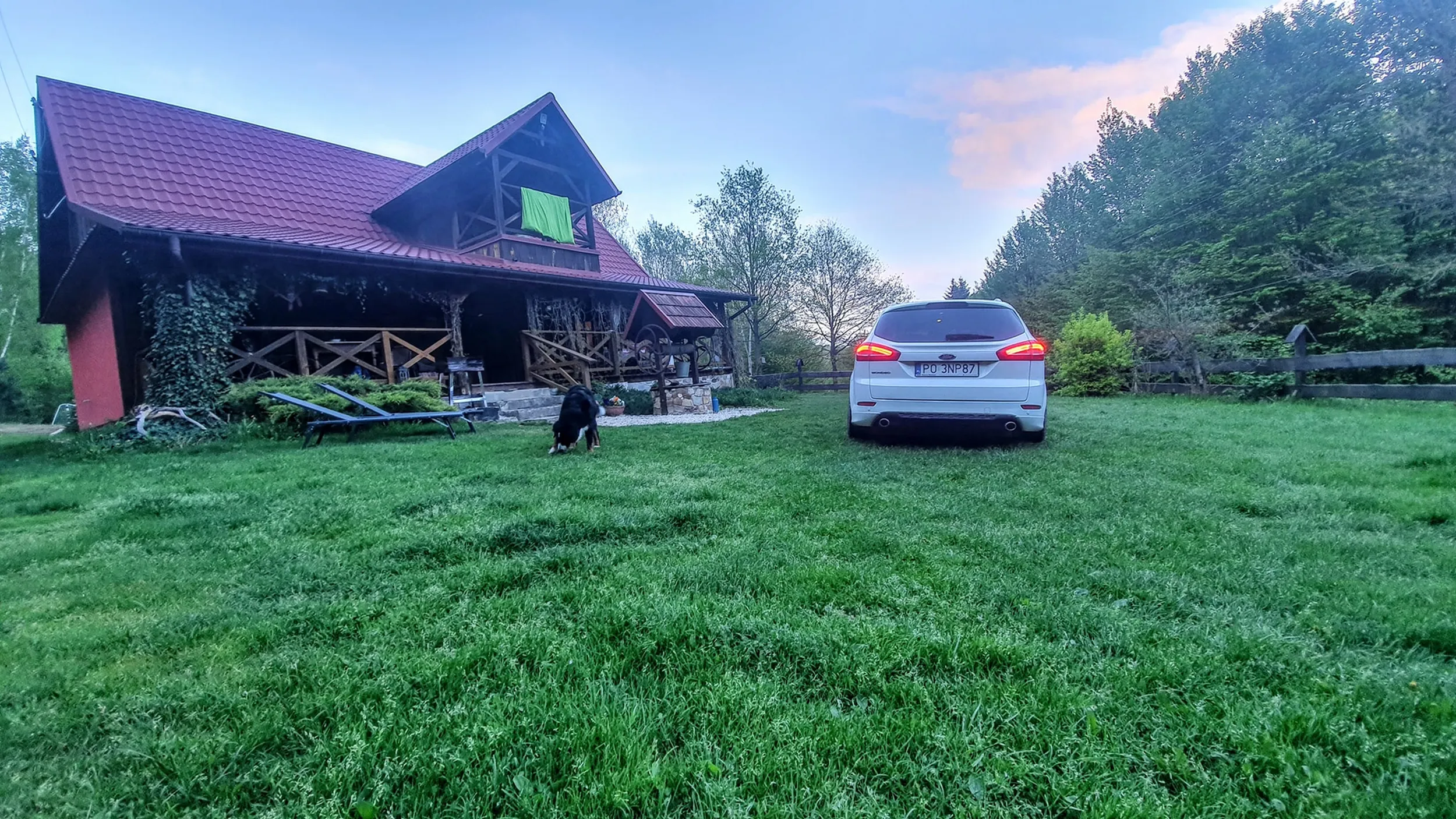 ma przy sobie broń palną, nigdy nie widziałam tak ogromnej spluwy.