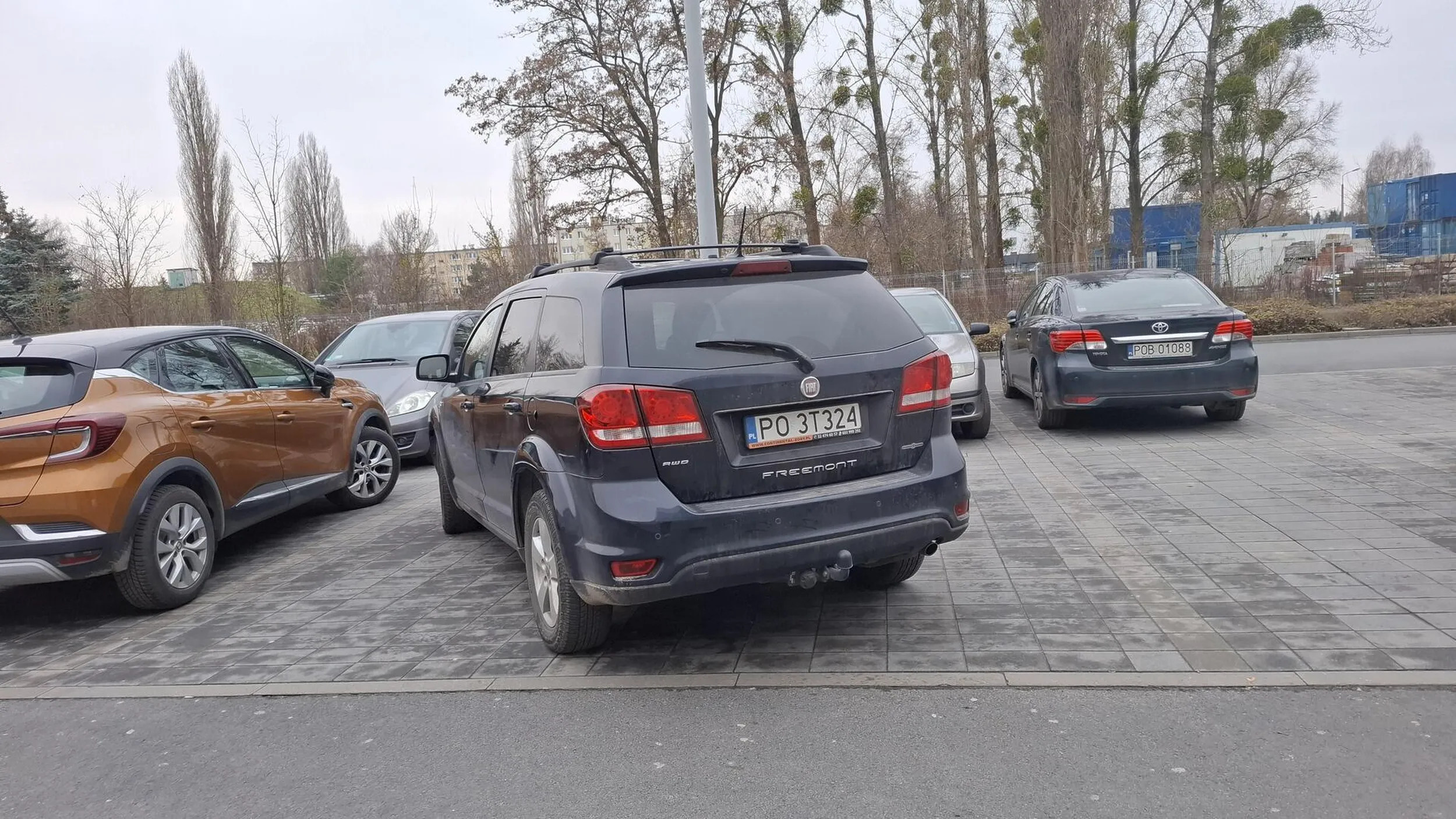 Kupił starego Fiata i myśli że jest królem parkingow i moze parkować swoim "luksusowym suvem" na dwóch miejscach