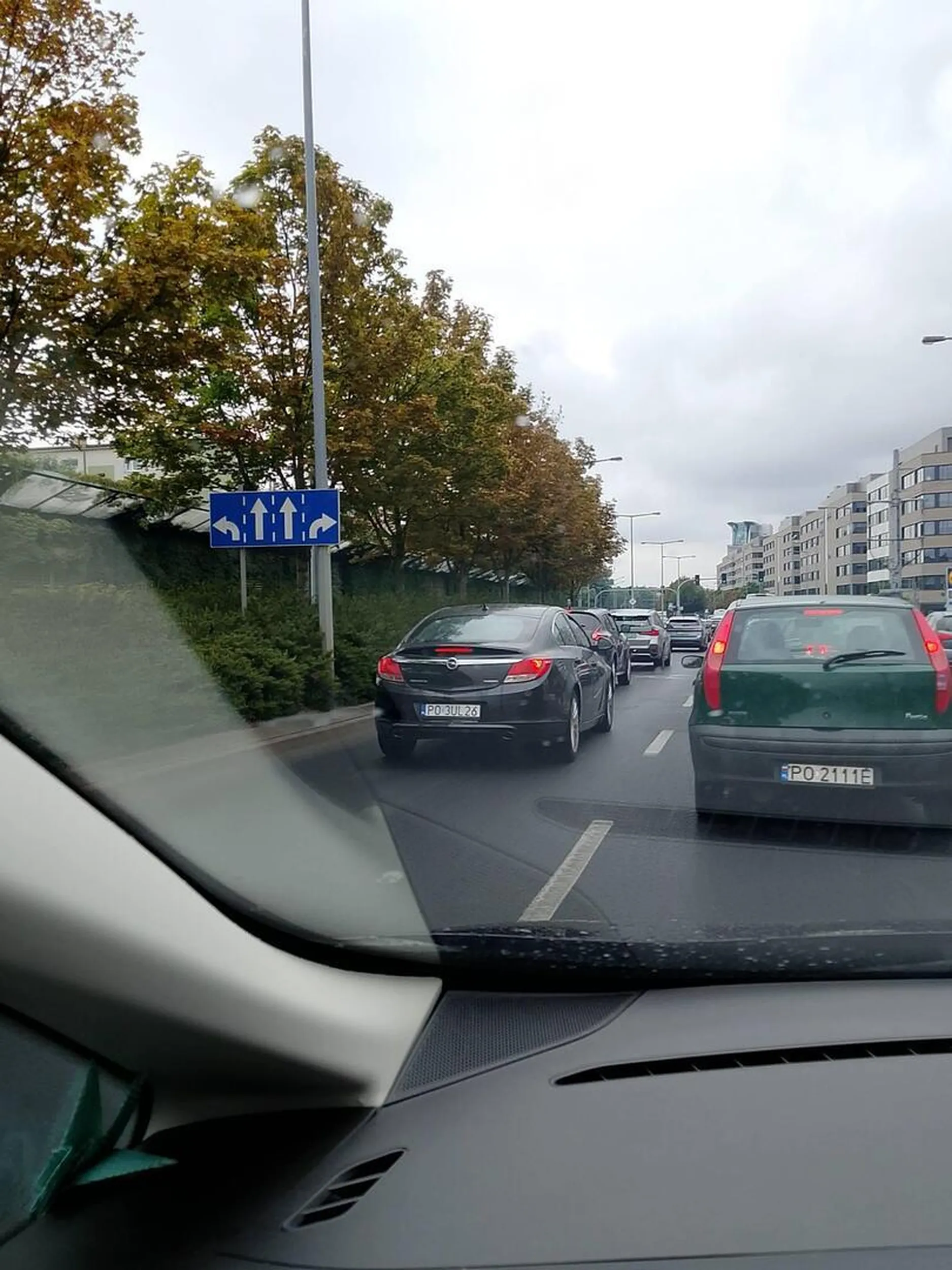 Zajeżdża drogę na styk nie używając migacza kolejnym kierowcom