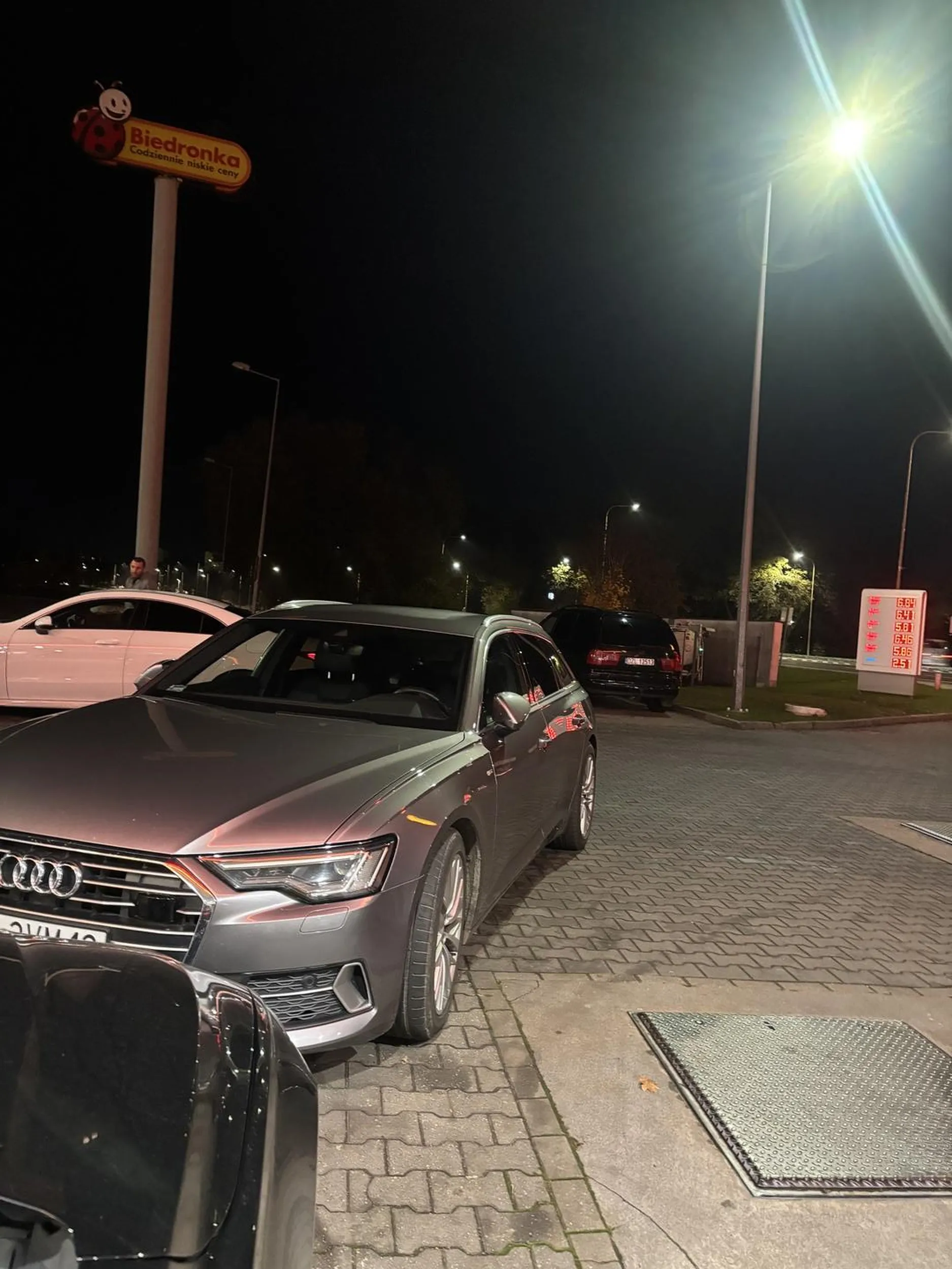 zaparkowal na srodku stacji i poszedl