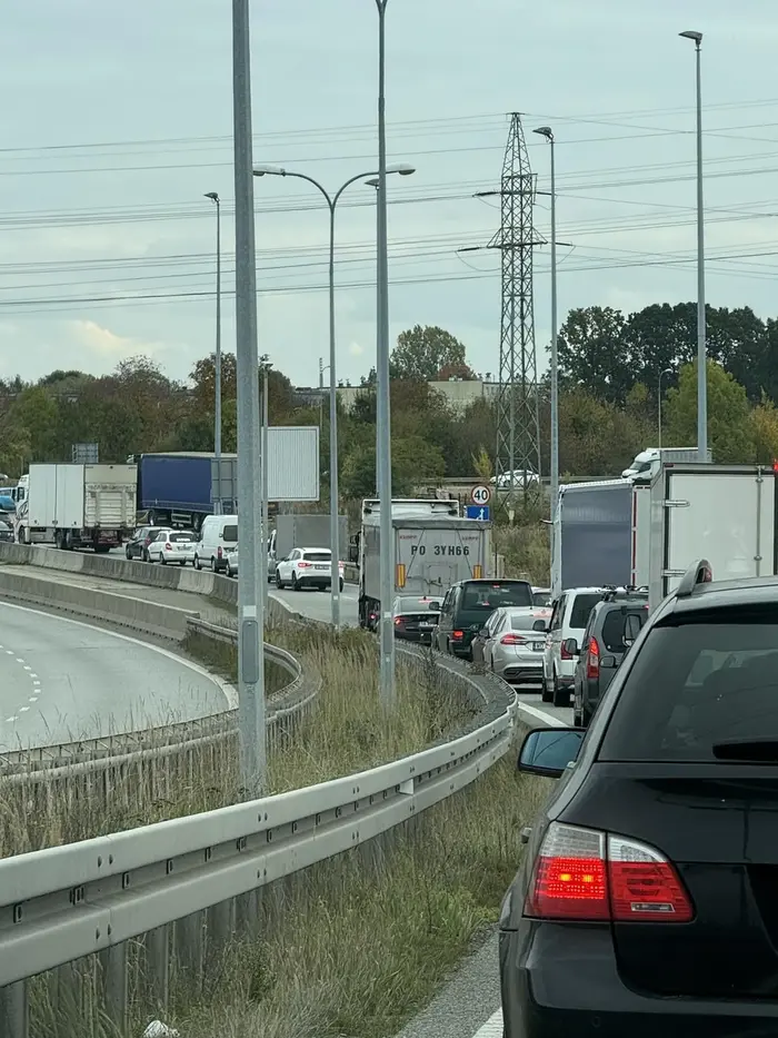 Następny szeryf z małym grzybkiem który nie wie jest to jest na suwak i przez niego ludzie stoją na zjazdu na autostradzie