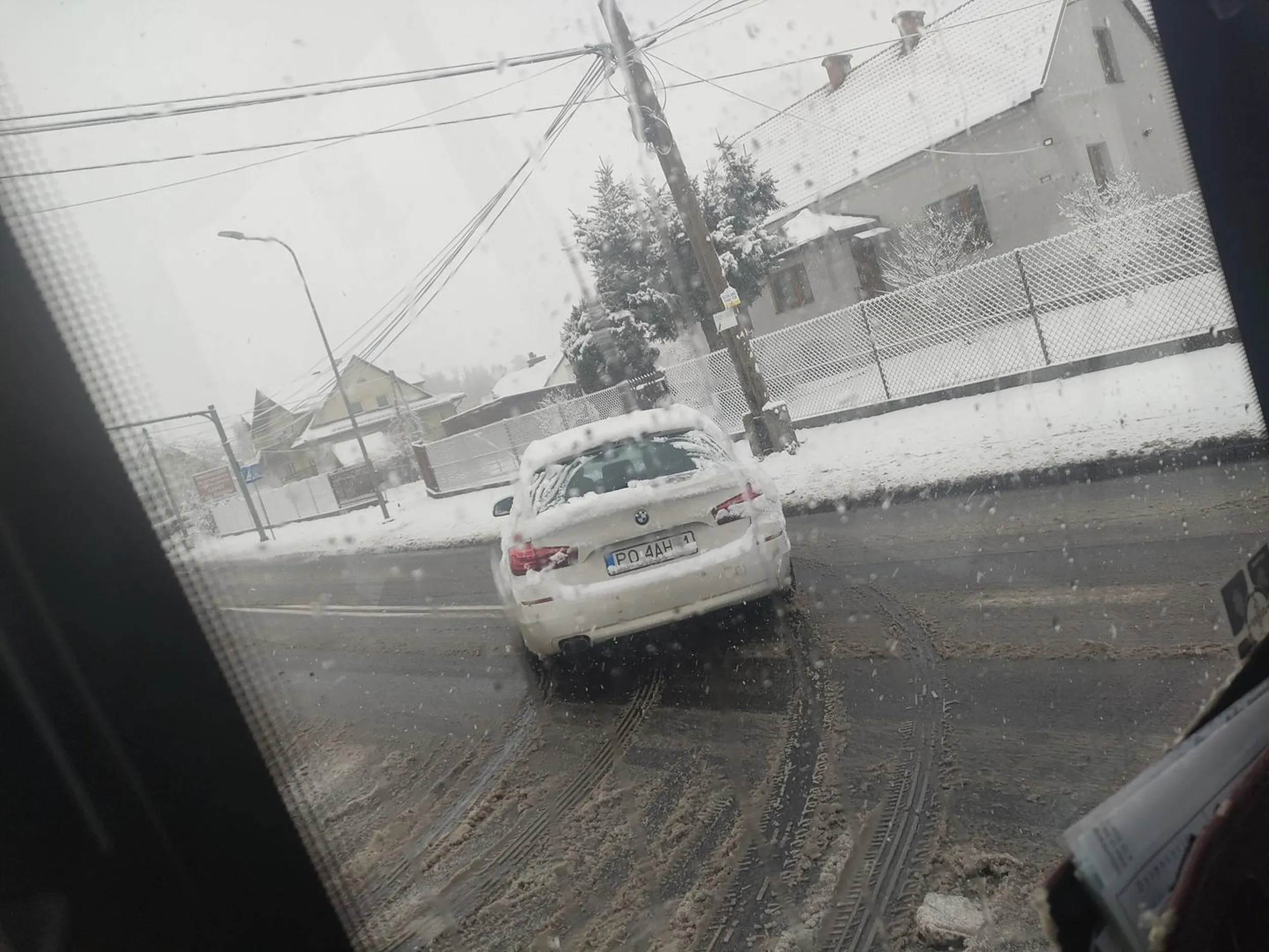 Ale śnieg to się ściąga z dachu.... Maskę też fajnie sobie odśnieżyć jak i zderzak tylny by lampy było widać....