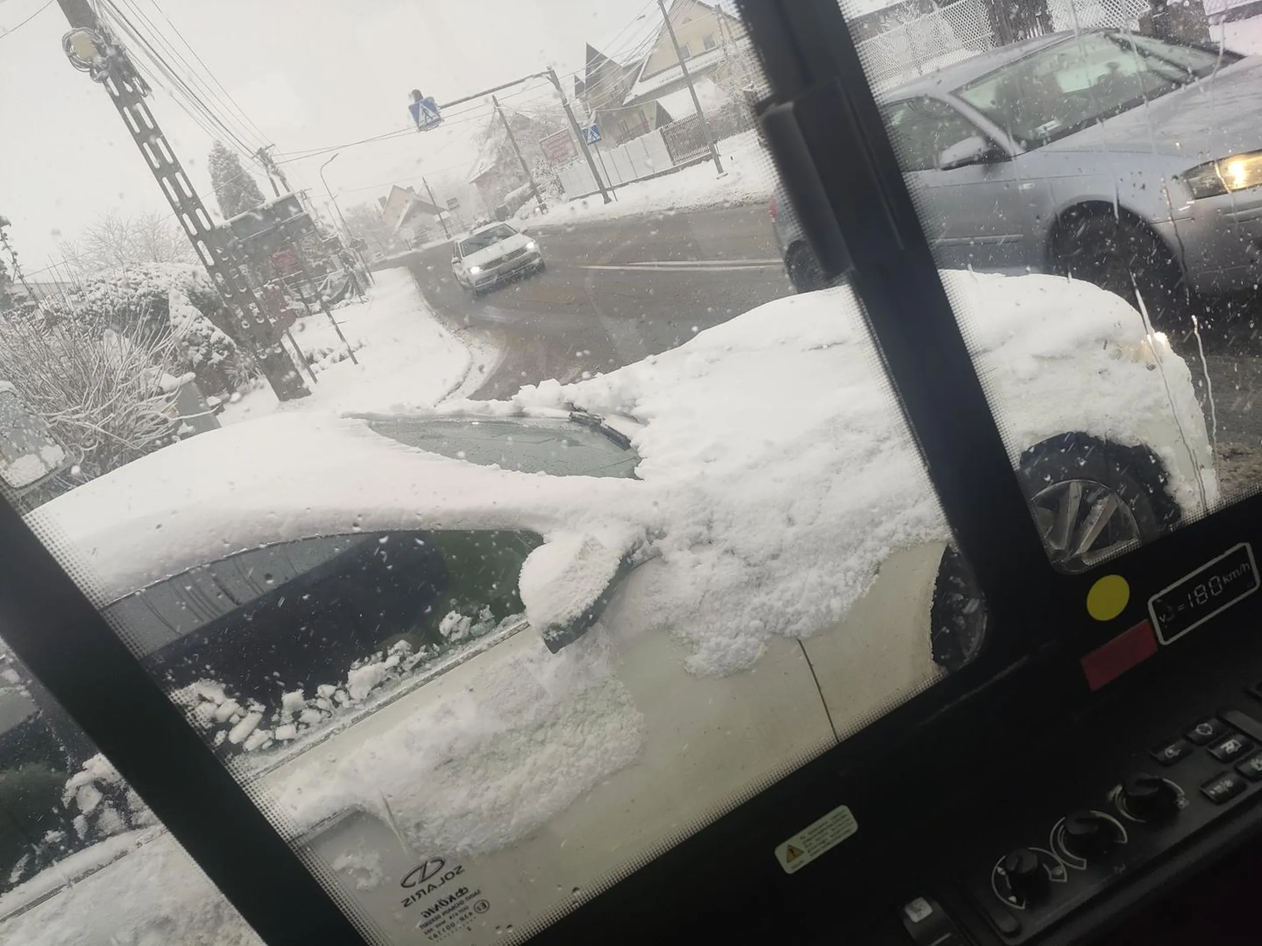 Ale śnieg to się ściąga z dachu.... Maskę też fajnie sobie odśnieżyć jak i zderzak tylny by lampy było widać....